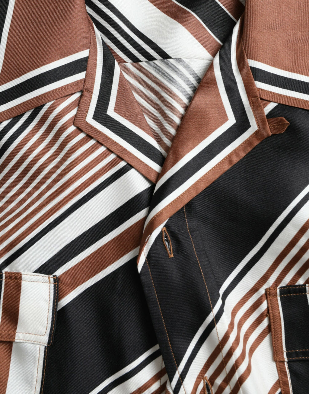 Chemise à manches courtes en soie rayée marron et blanche de Dolce & Gabbana, élégante et légère.