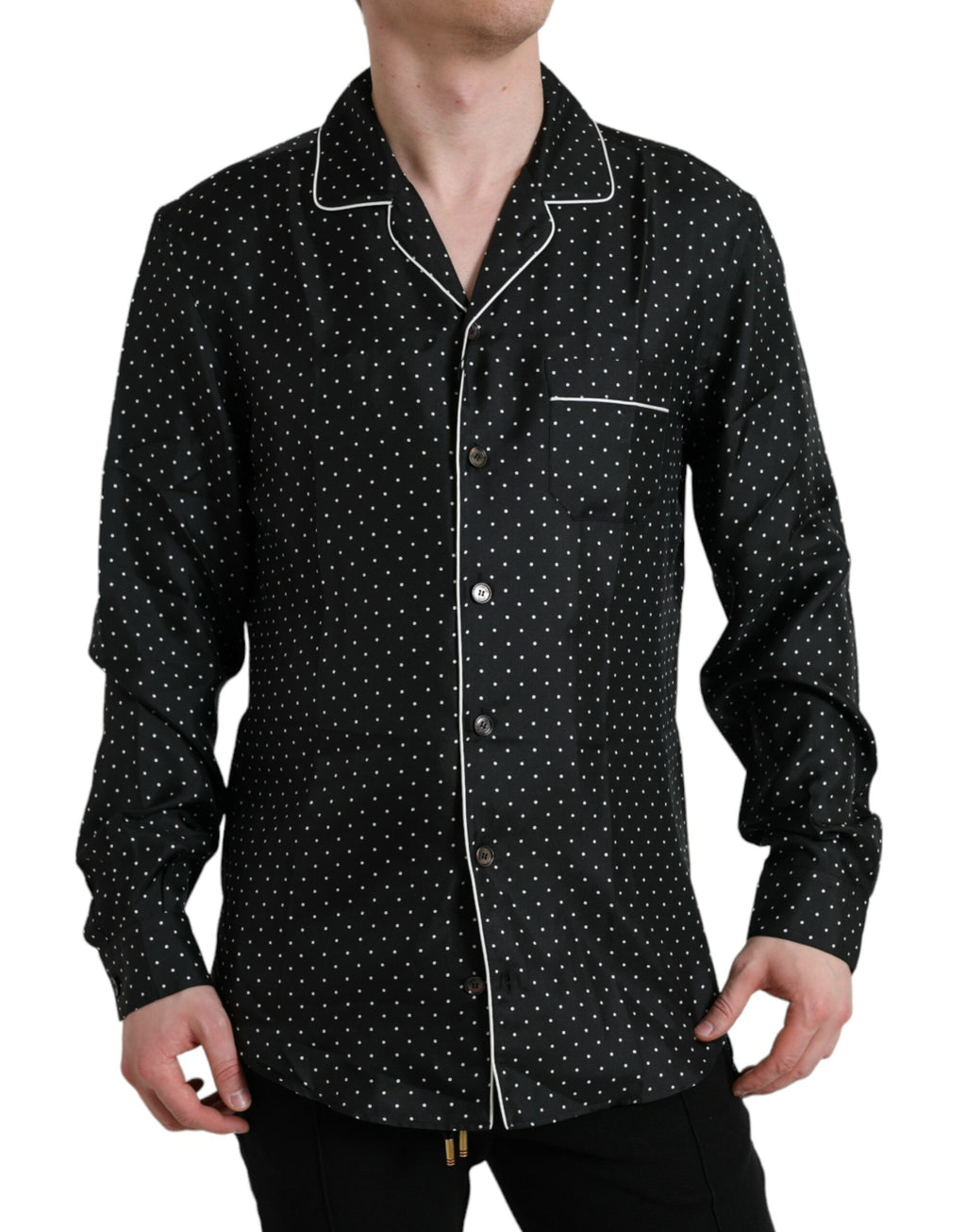 Chemise longue en soie noire à pois blancs de Dolce & Gabbana, manches longues, élégante et raffinée.