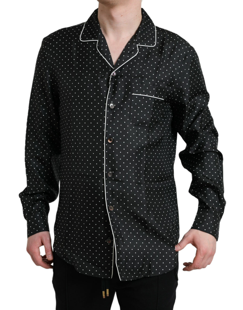 Chemise longue en soie noire à pois blancs de Dolce & Gabbana, manches longues et coupe élégante.