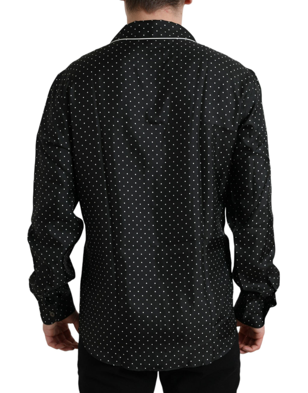 Chemise longue en soie noire à pois blancs de Dolce & Gabbana, manches longues et coupe élégante.
