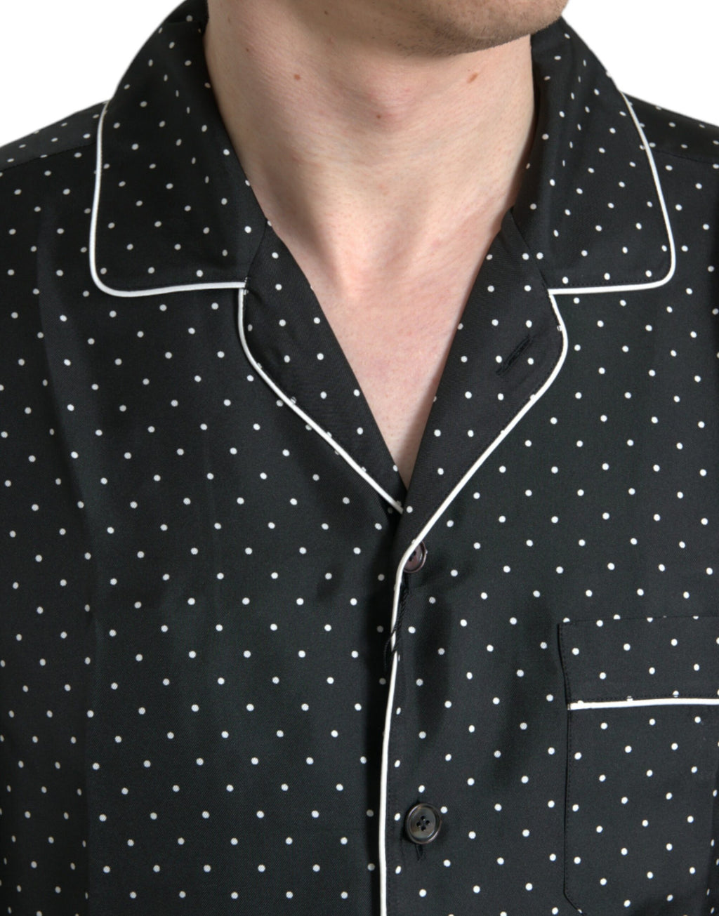 Chemise en soie noire à pois Dolce & Gabbana à manches longues, élégante et fluide, avec un motif à pois classique.