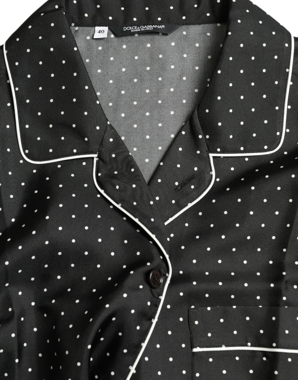 Chemise en soie noire à pois Dolce & Gabbana à manches longues, élégante et fluide, avec motif à pois classique.