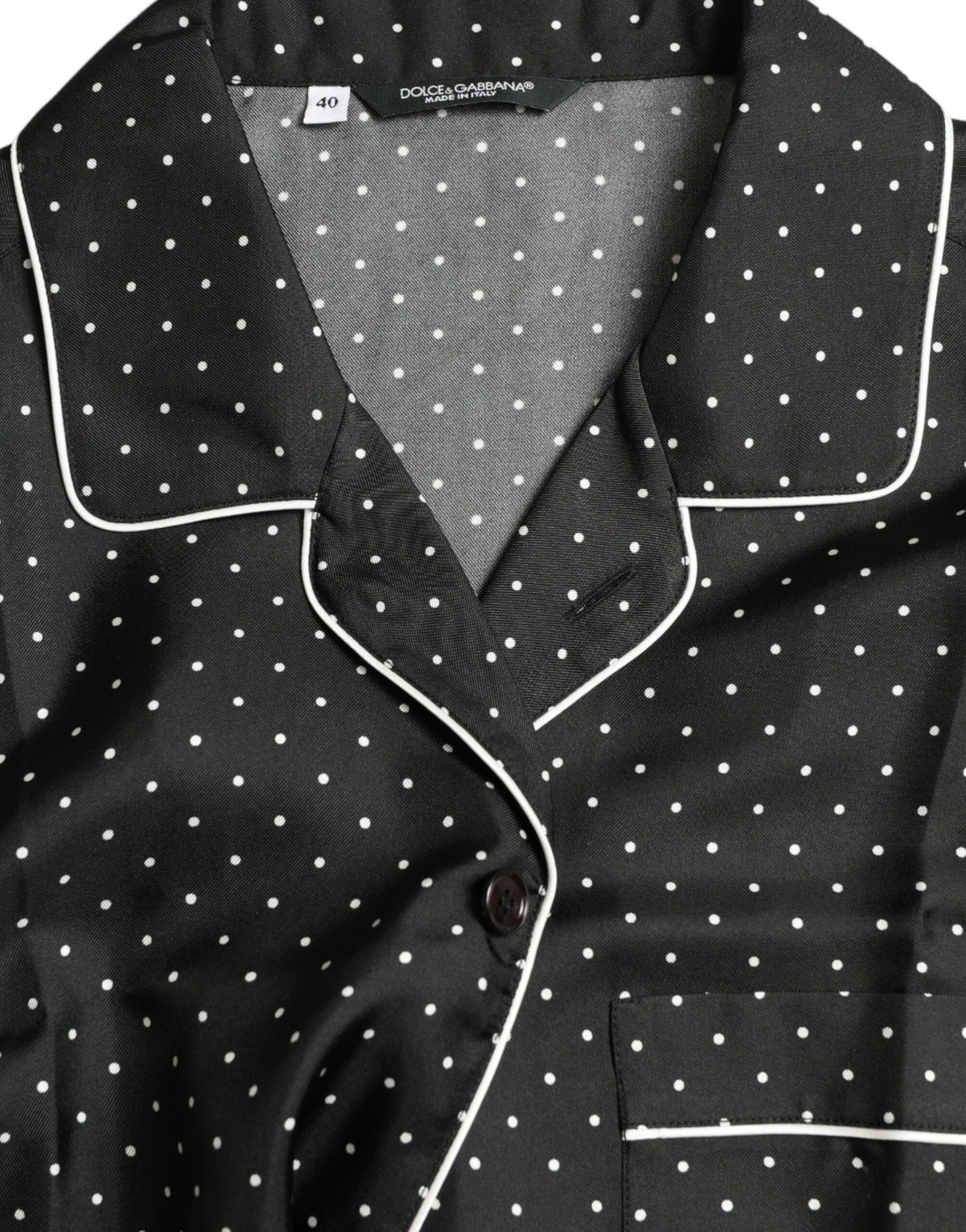 Chemise en soie noire à pois Dolce & Gabbana à manches longues, élégante et fluide, avec motif à pois classique.