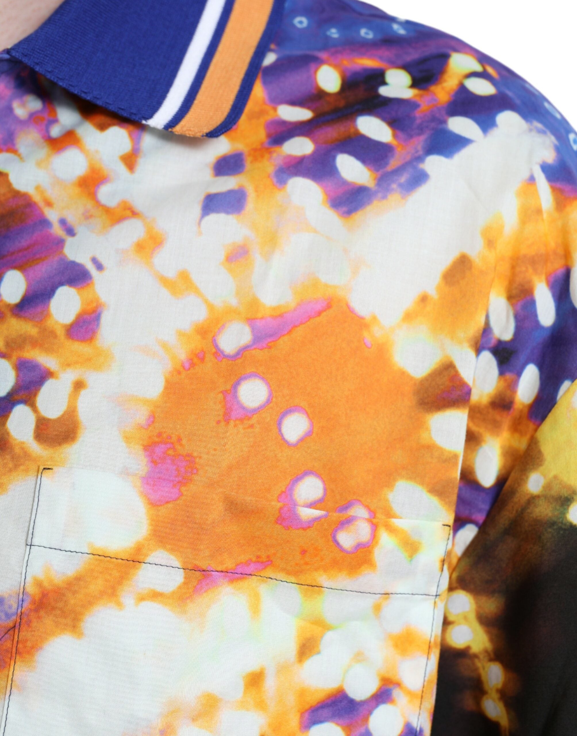 Chemise décontractée en coton Dolce & Gabbana à imprimé lumineux multicolore, style casual avec motif coloré.