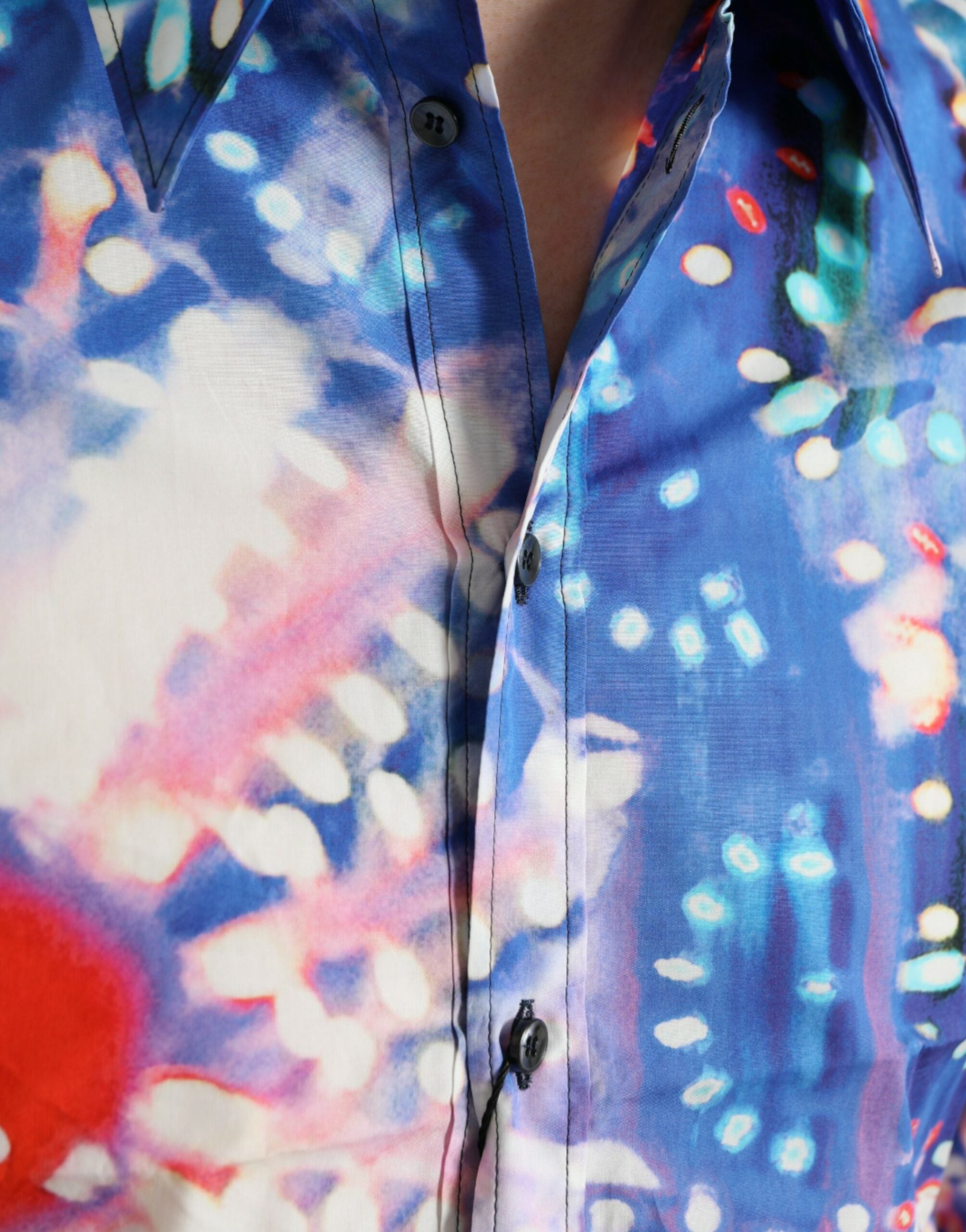 Chemise Slim Martini Dolce & Gabbana Luminarie multicolore avec motifs lumineux et détails élégants.