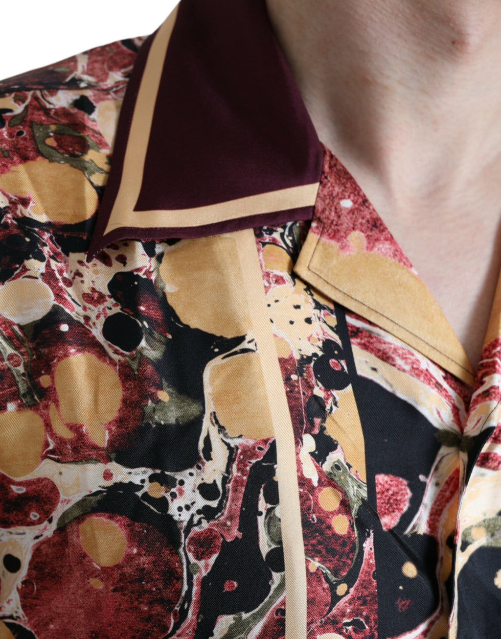 Chemise en soie Dolce & Gabbana à boutons multicolores, élégante et fluide, portée décontractée ou habillée.