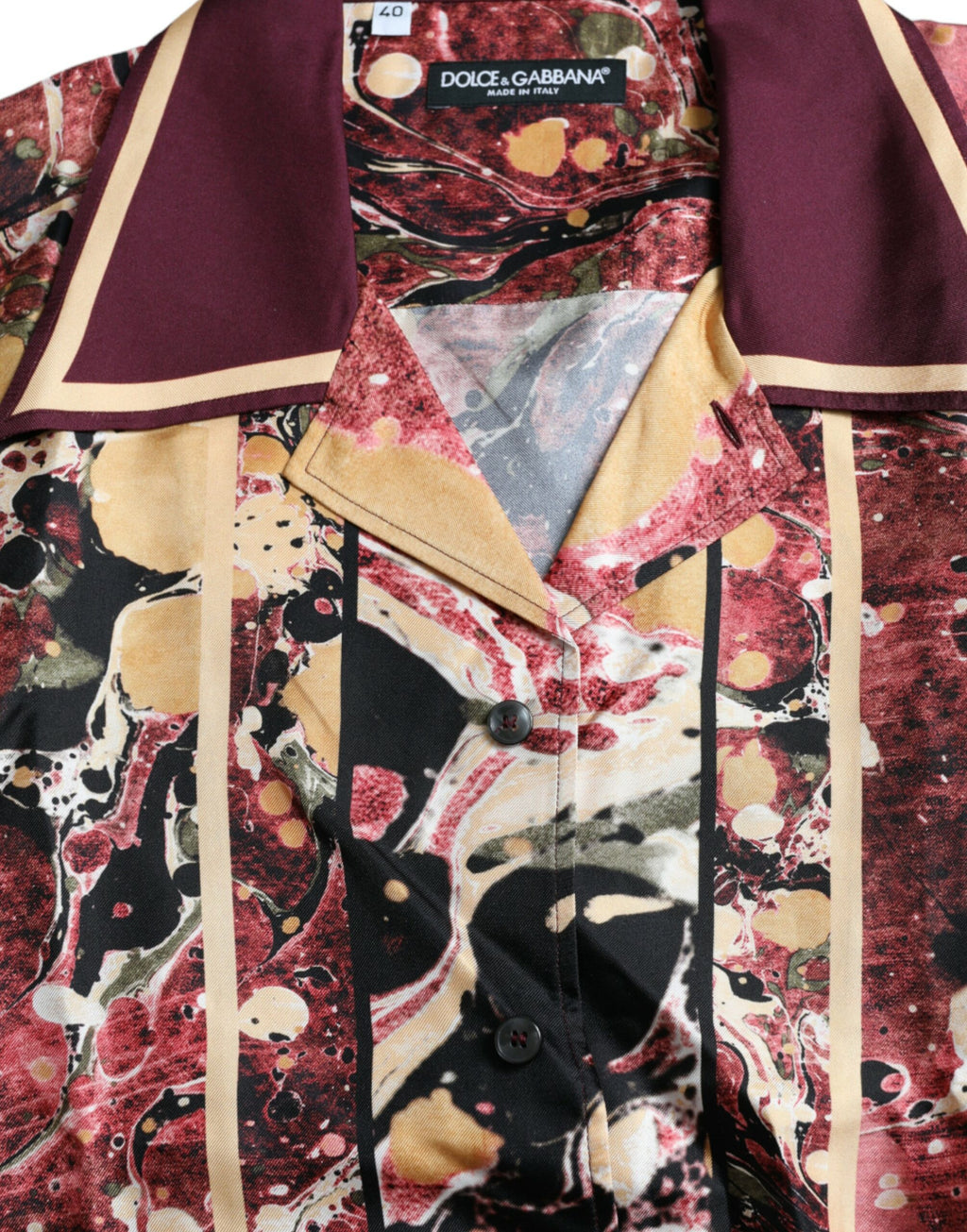 Chemise en soie Dolce & Gabbana à boutons multicolores, style élégant avec motif coloré visible sur le tissu.