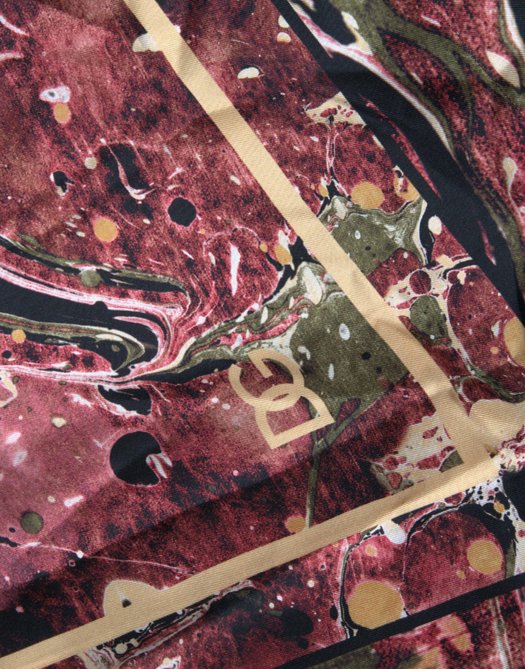 Chemise en soie Dolce & Gabbana à boutons multicolores, élégante et raffinée, visible avec détails colorés et tissu brillant.