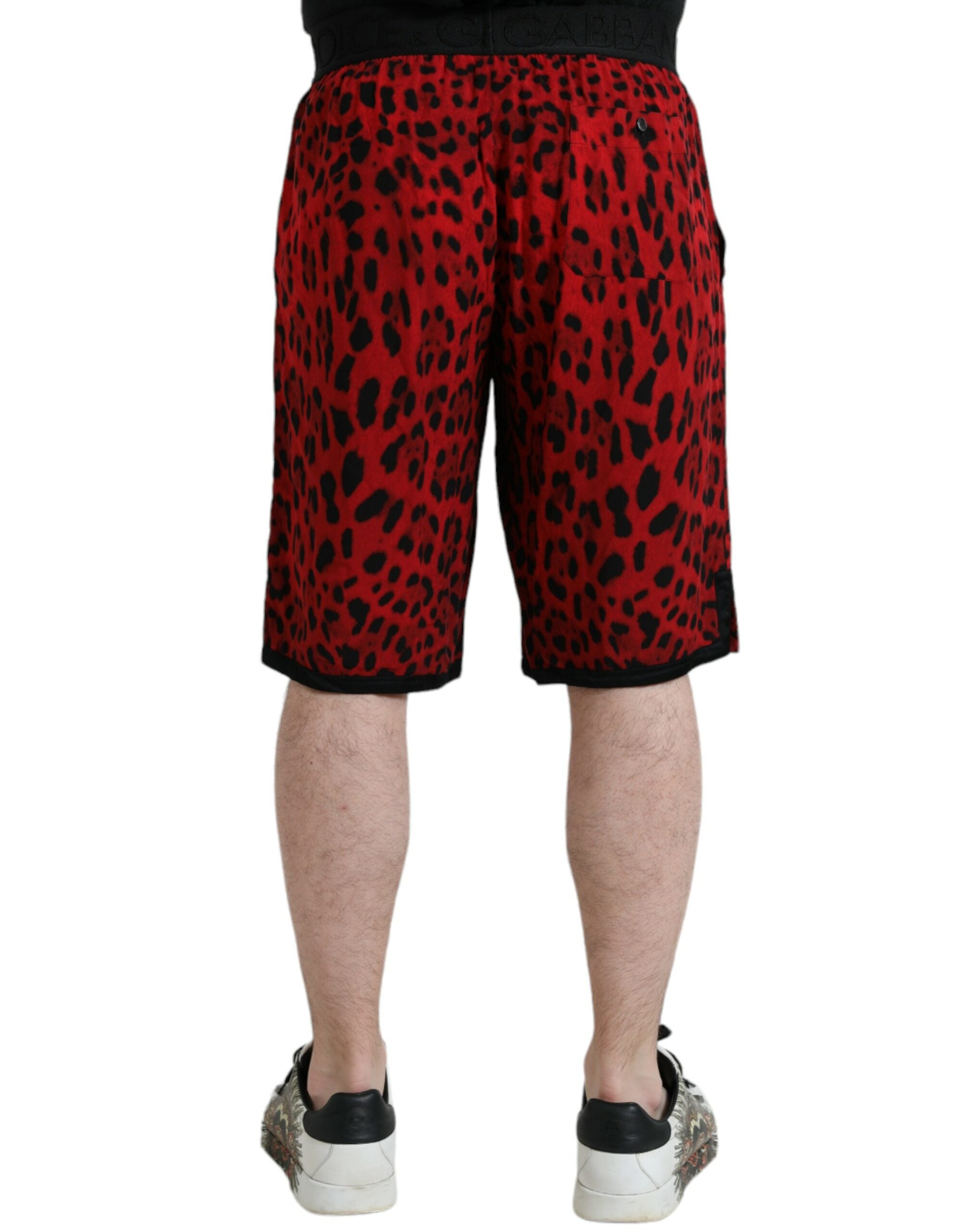 Shorts bermuda en viscose à motif léopard rouge de Dolce & Gabbana, coupe décontractée et élégante.