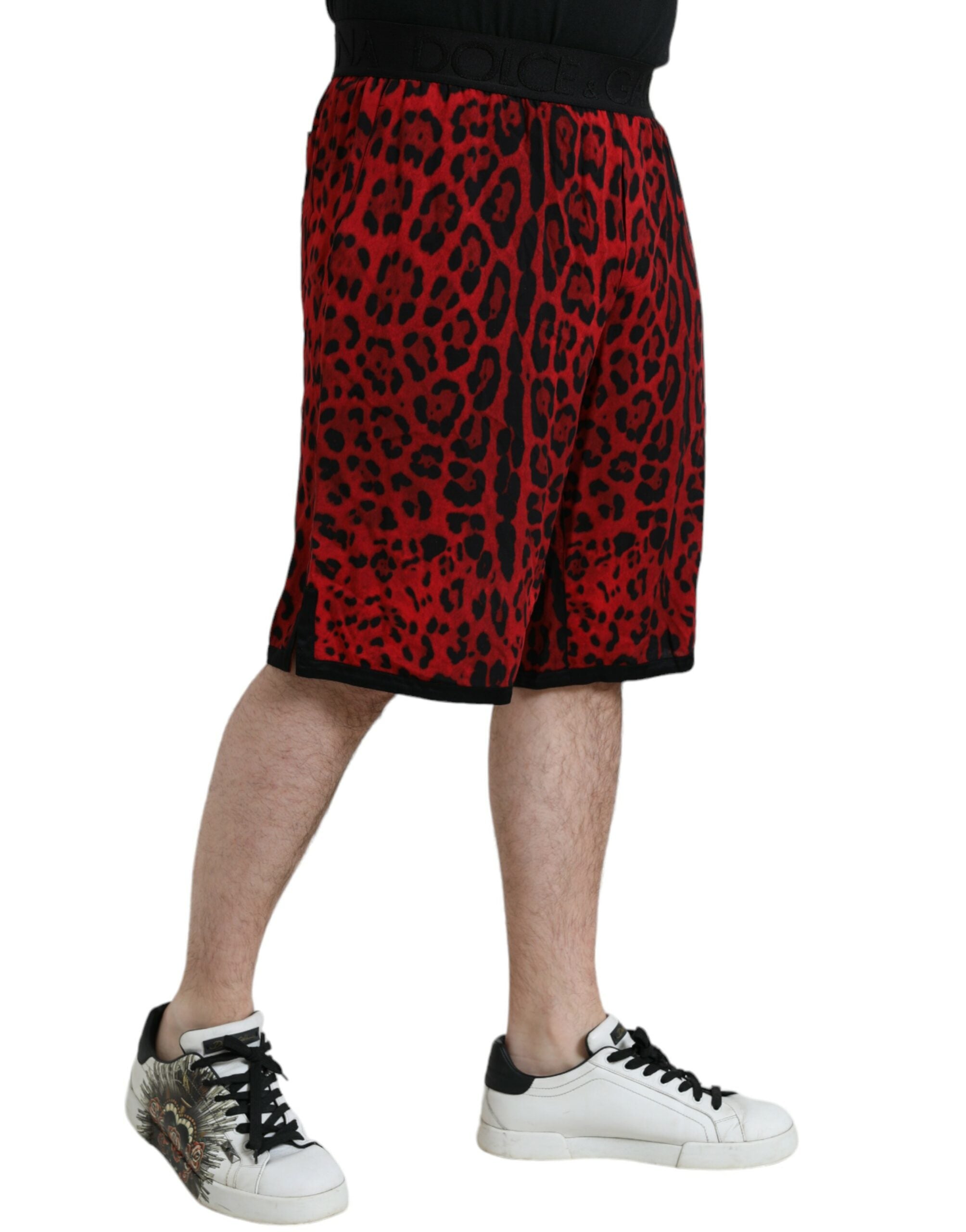 Shorts bermuda en viscose à imprimé léopard rouge de Dolce & Gabbana, style élégant et tendance.