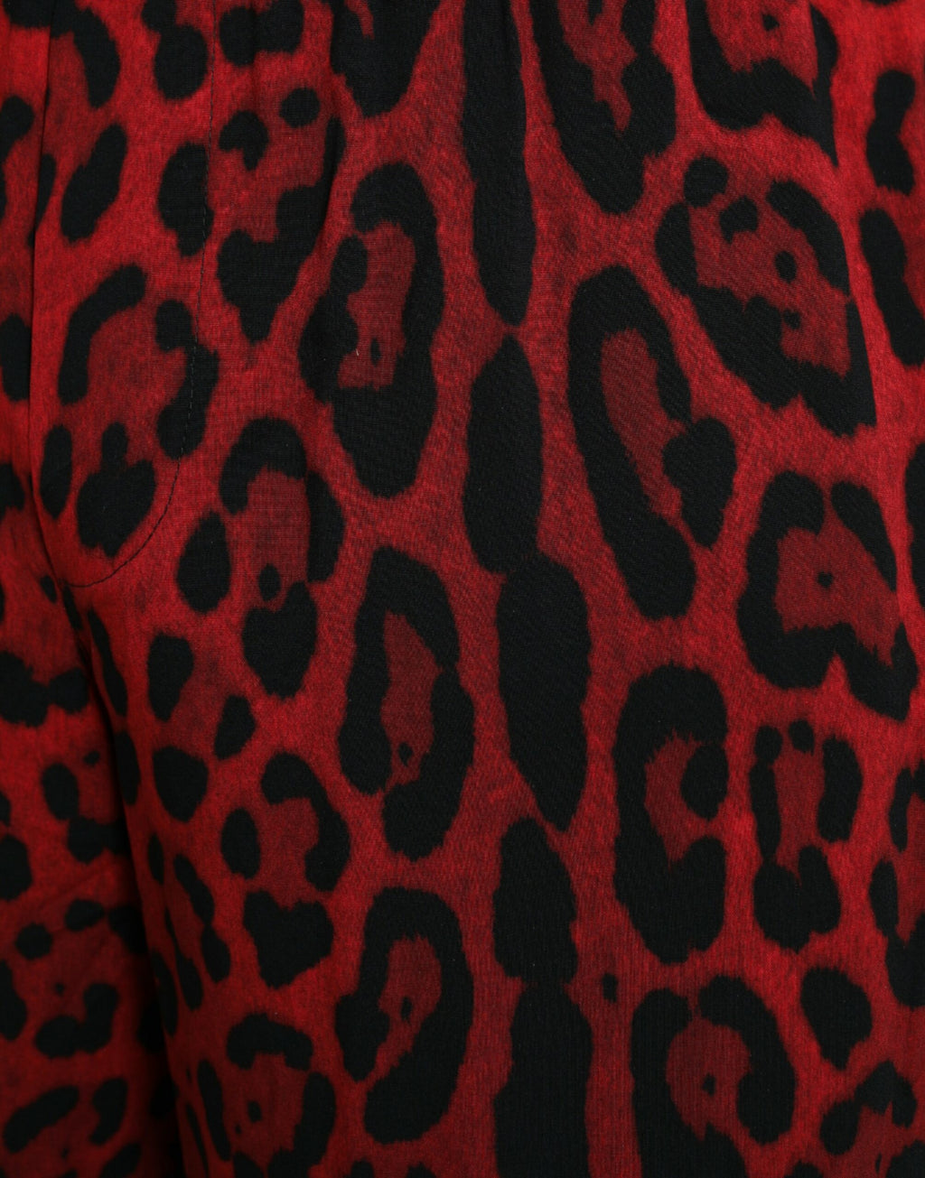 Shorts Bermuda en viscose à imprimé léopard rouge de Dolce & Gabbana, style élégant et confortable, vue de face.