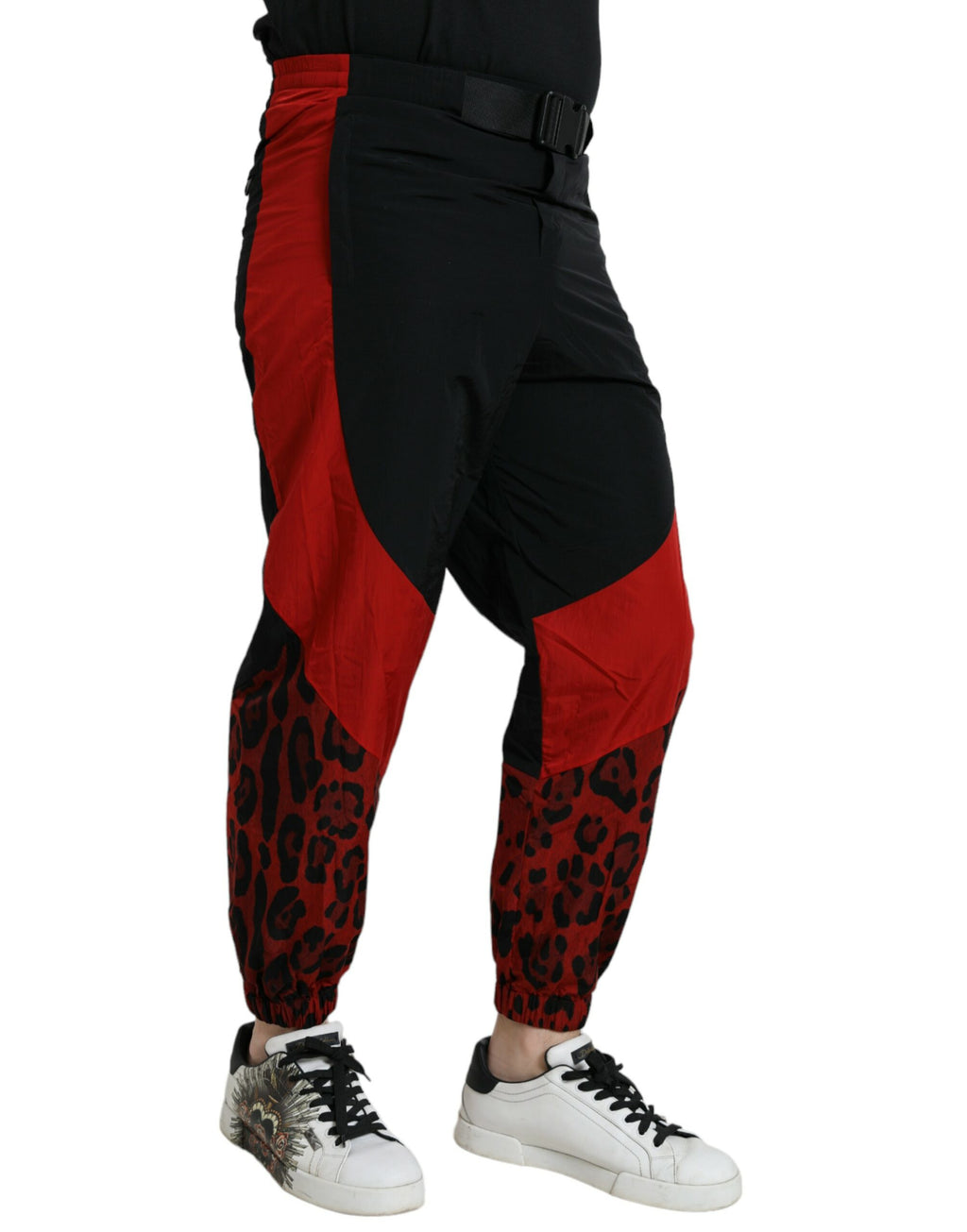 Pantalon jogger en nylon noir et rouge à motif léopard de Dolce & Gabbana, style décontracté et tendance.