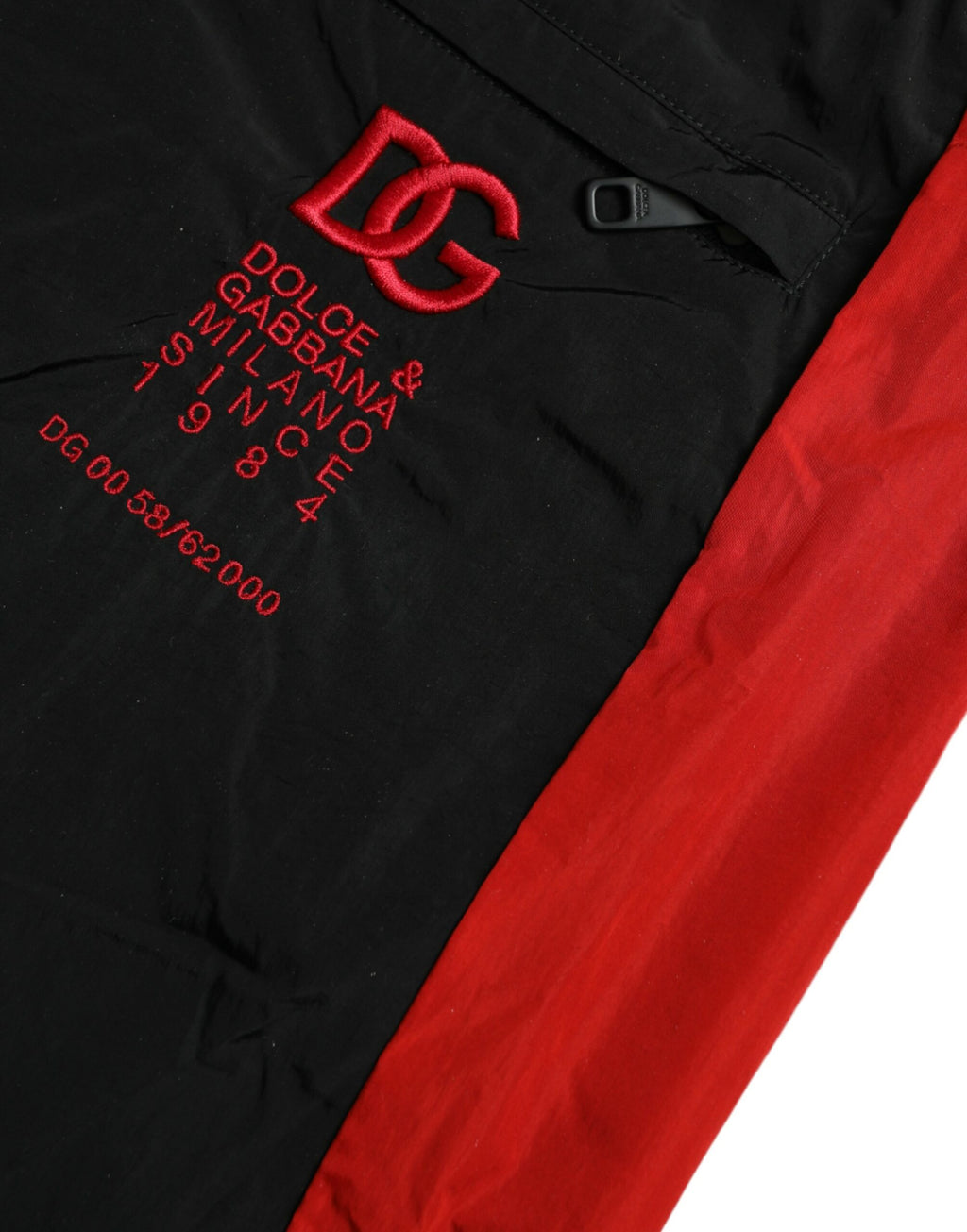 Pantalon jogger en nylon noir et rouge à imprimé léopard de Dolce & Gabbana, style décontracté et tendance.