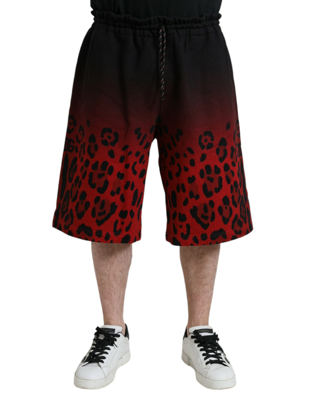 Shorts bermuda en coton à imprimé léopard rouge de Dolce & Gabbana, avec coupe décontractée et design élégant.