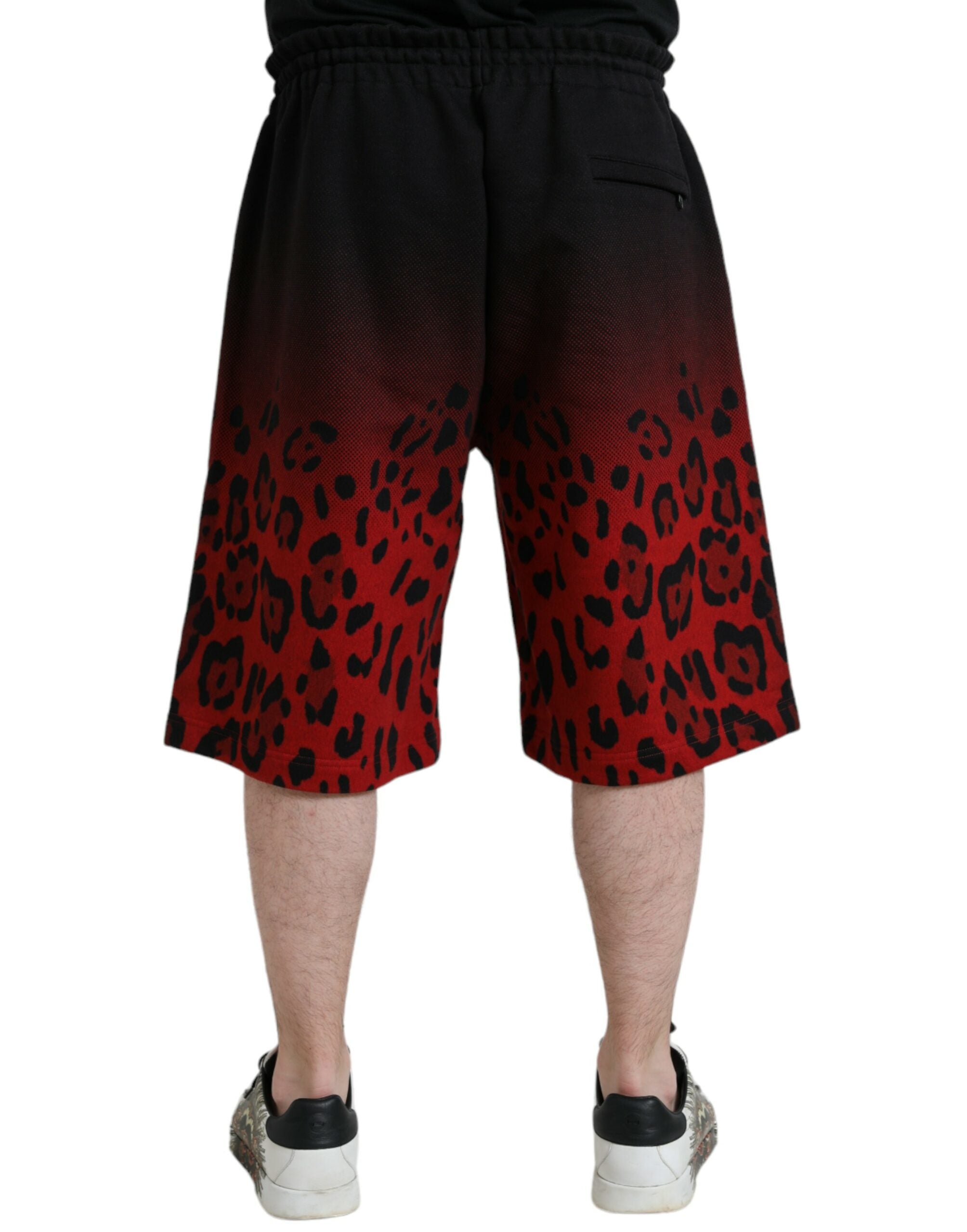Shorts bermuda en coton à imprimé léopard rouge de Dolce & Gabbana, avec motif animalier élégant.