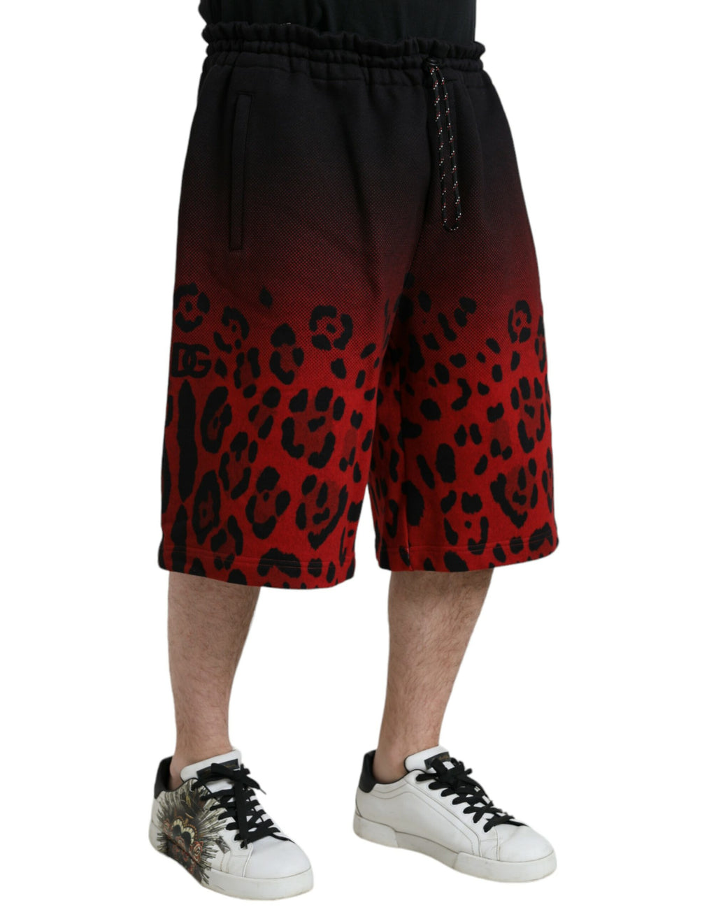 Shorts bermuda en coton à imprimé léopard rouge de Dolce & Gabbana, vue de face, détails de la texture et du motif imprimé.