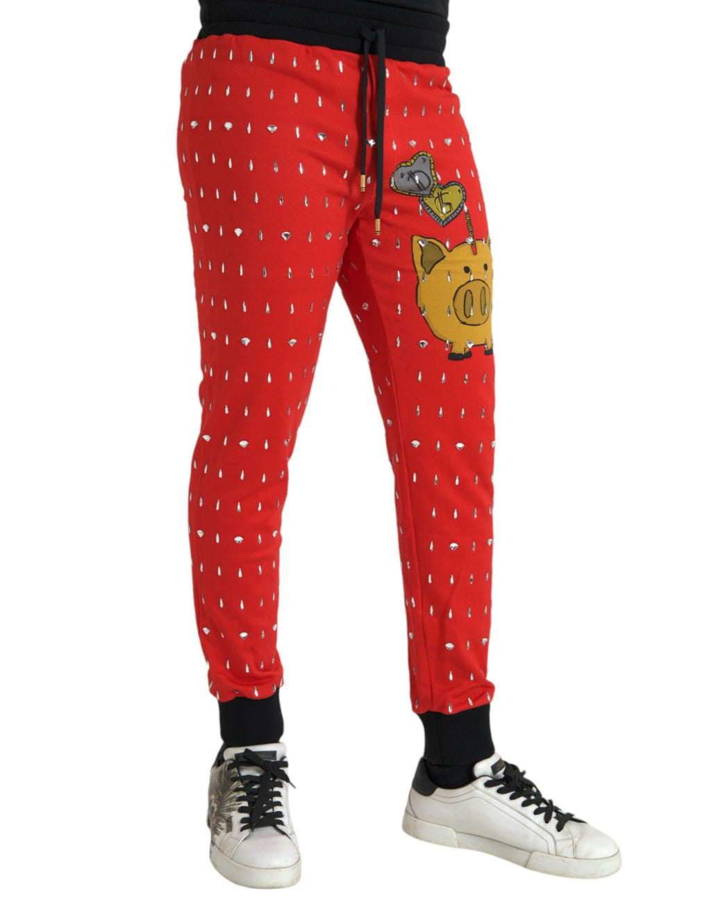 Pantalon jogger rouge Dolce & Gabbana Year Of The Pig avec motif de porc chinois, confortable et stylé pour homme.