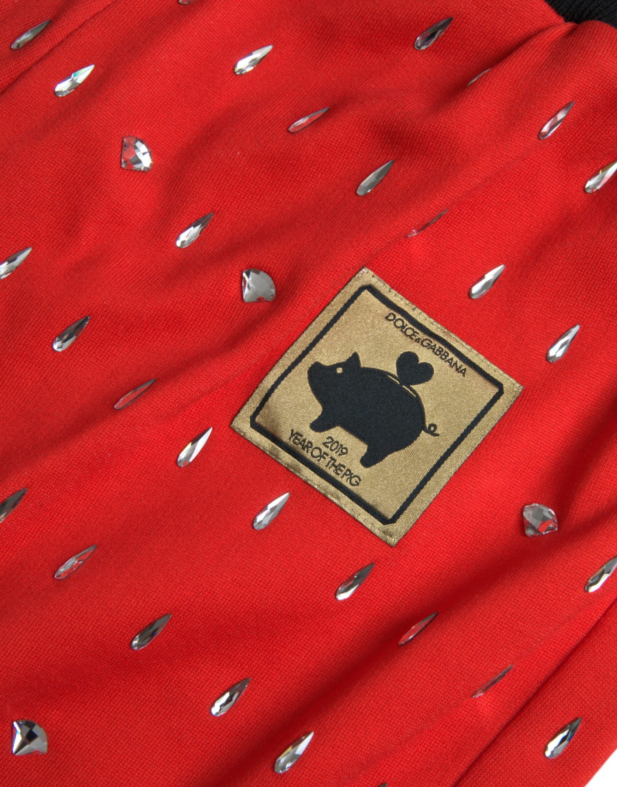 Pantalon jogger rouge Dolce & Gabbana Year Of The Pig avec motif de cochon, tissu en coton confortable et style décontracté.