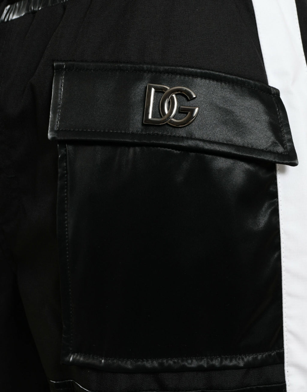 Pantalon de jogging noir en nylon Dolce & Gabbana pour homme, style cargo avec poches et design décontracté.