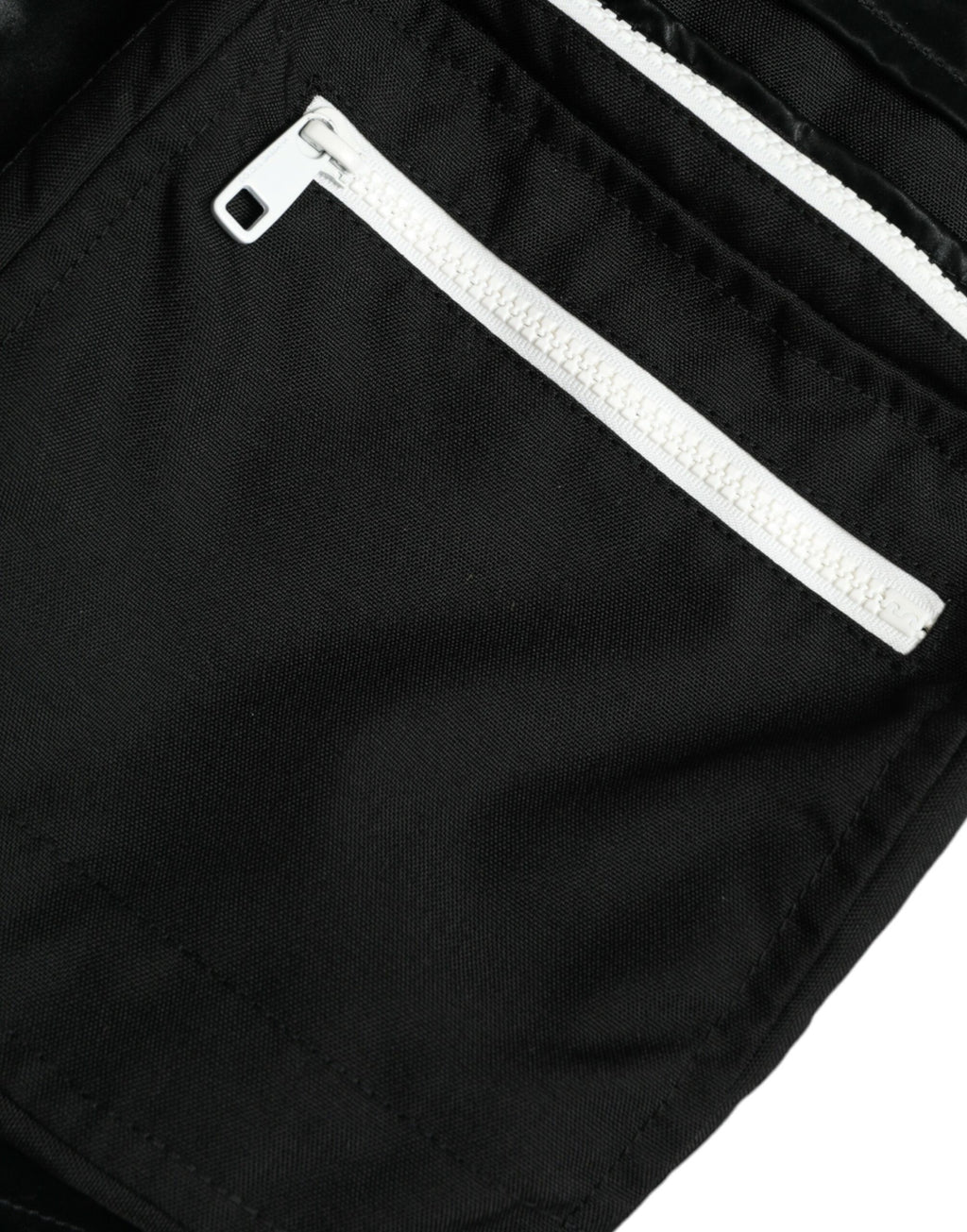 Pantalon cargo jogger noir pour homme de Dolce & Gabbana en nylon, avec poches latérales et taille élastique.