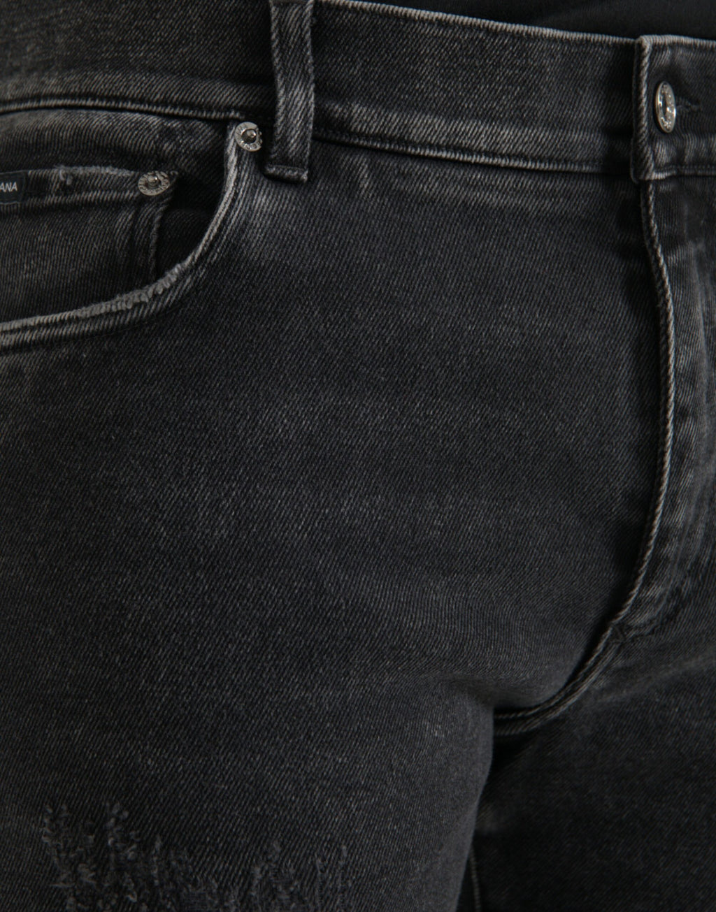Jeans slim en denim gris Dolce & Gabbana en coton extensible avec logo, visibles sur l'image.