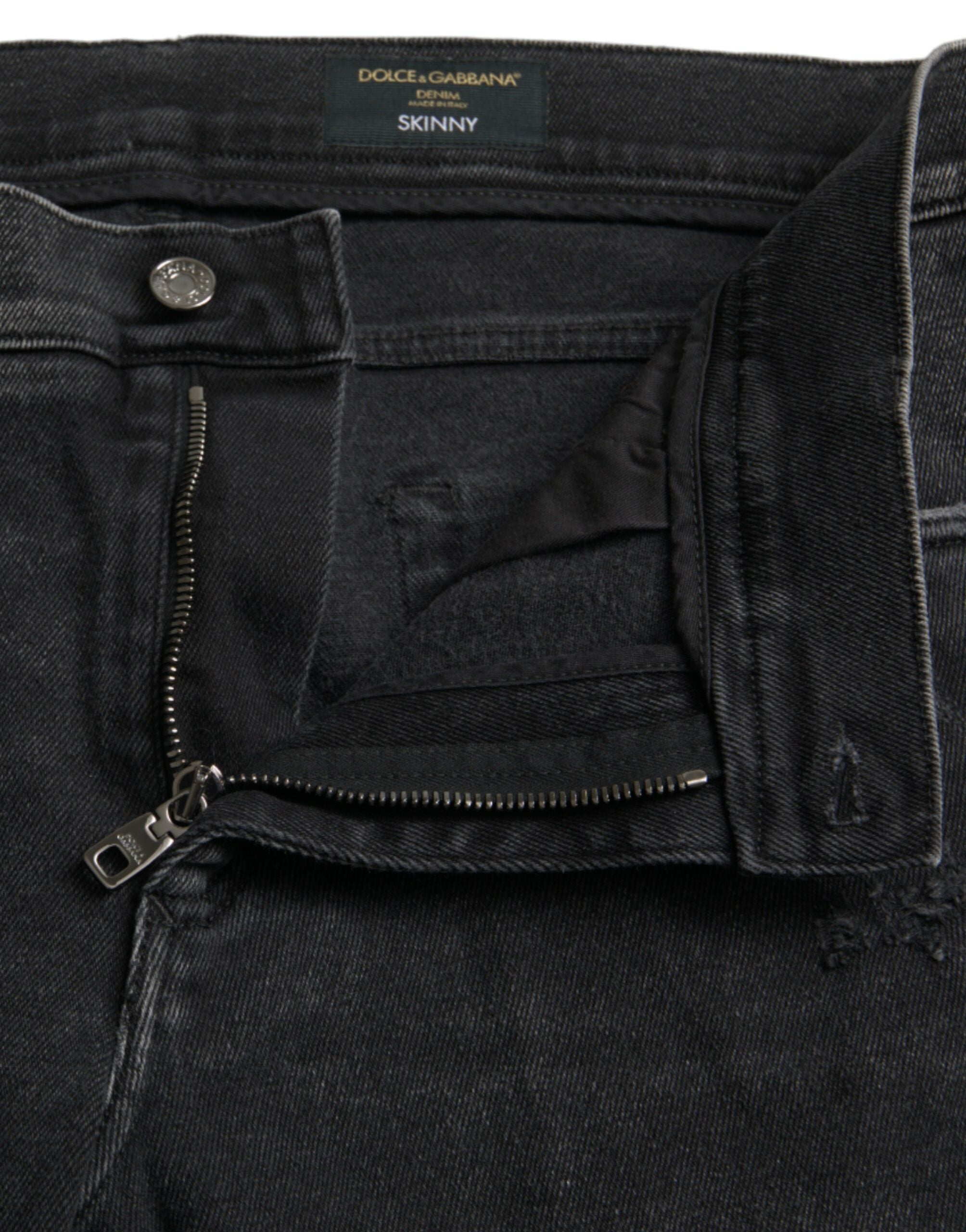 Jean skinny en denim gris Dolce & Gabbana en coton stretch avec logo, ajusté et tendance, visible sur l'image.