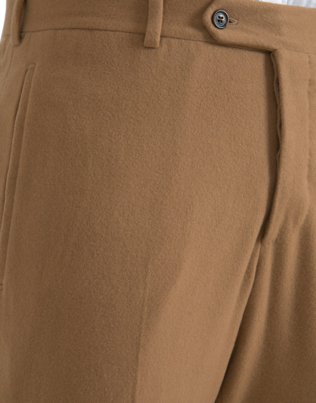 Pantalon homme beige en cachemire Prada, coupe droite, style élégant et sophistiqué, visible sur le mannequin.