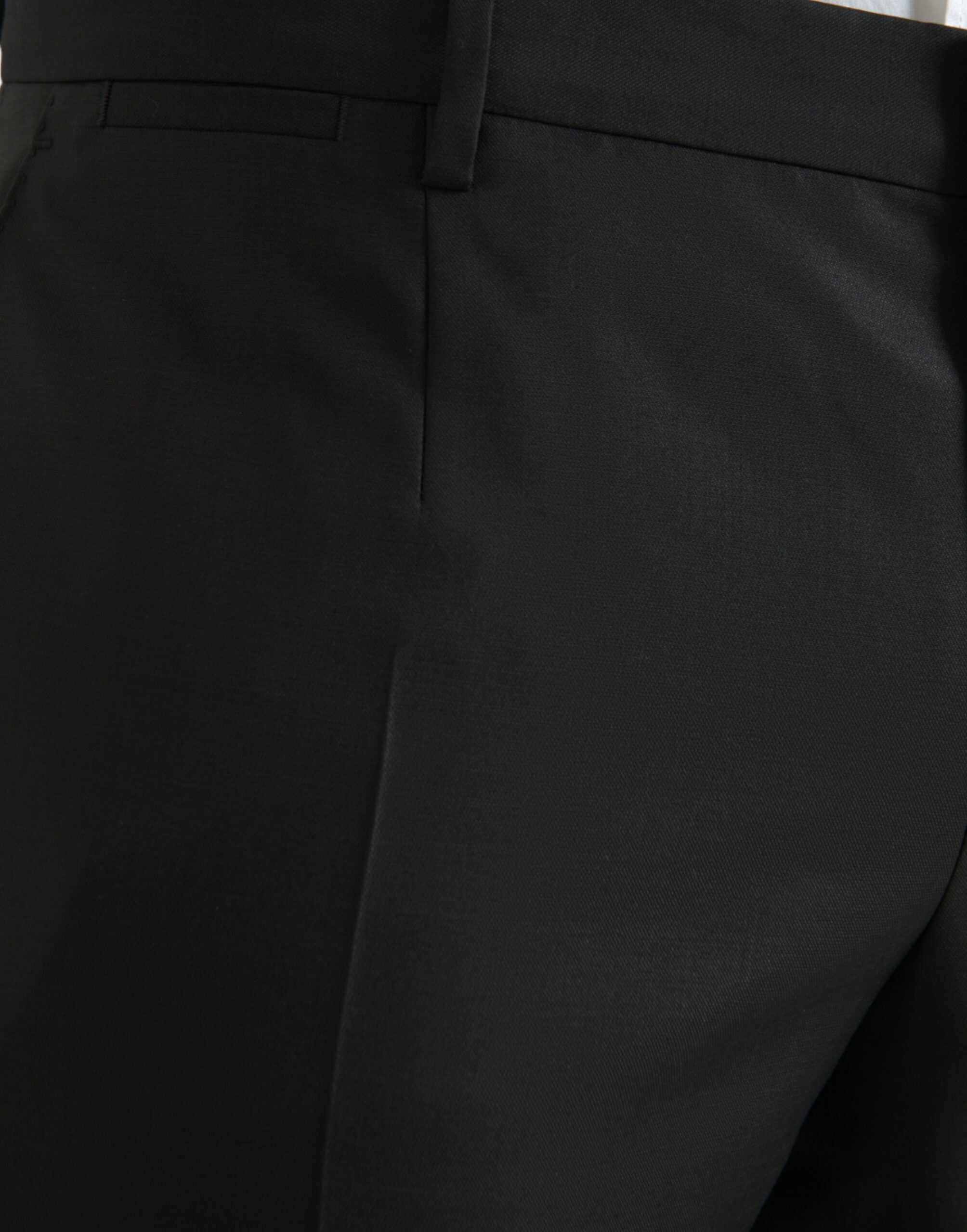 Pantalon skinny noir en laine et soie de Dolce & Gabbana, élégant et ajusté, visible sur le mannequin.