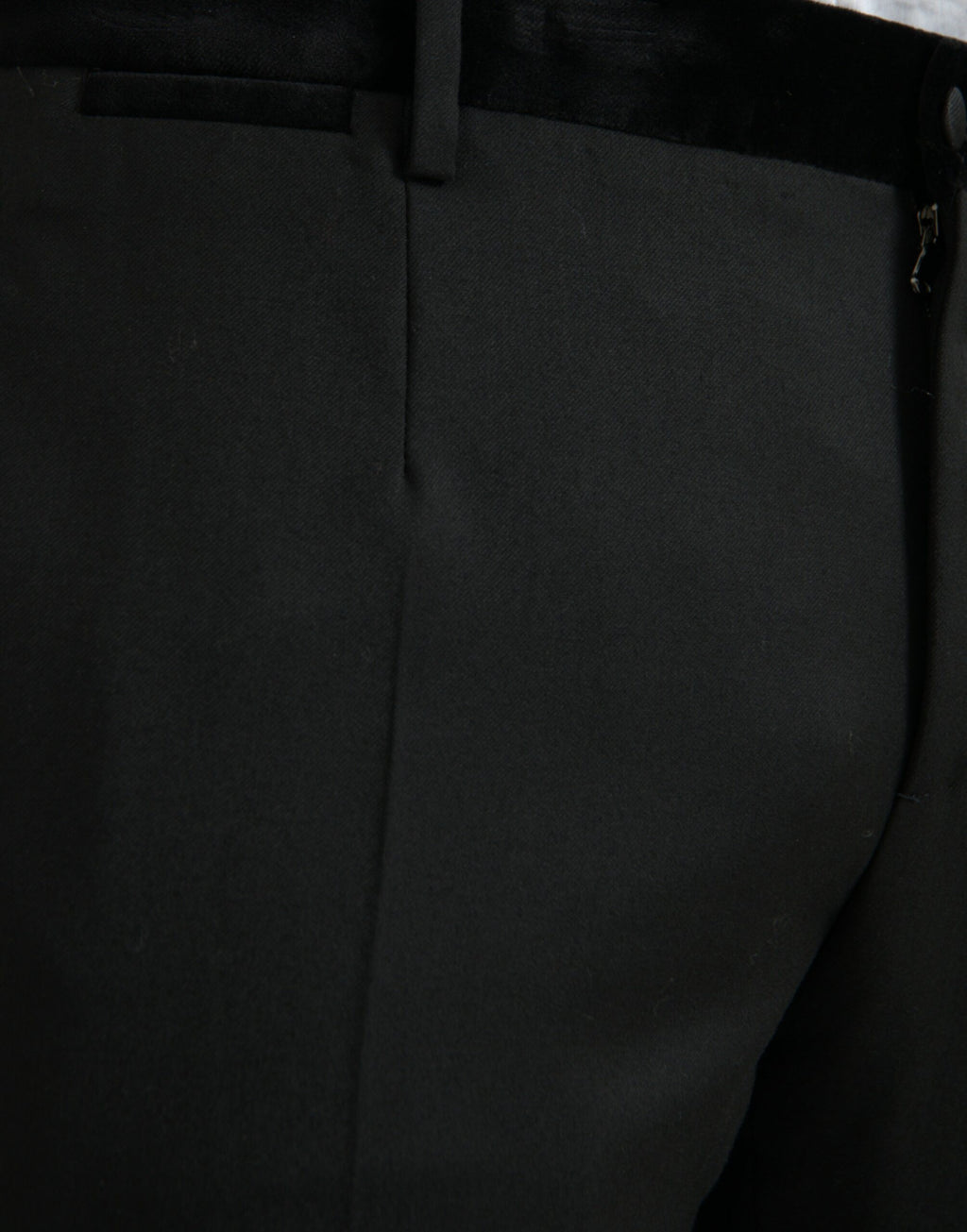 Pantalon de costume pour homme en soie noire Dolce & Gabbana, coupe skinny, élégant et ajusté.