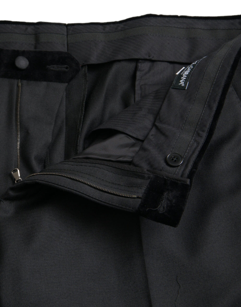 Pantalon homme skinny en soie noire de Dolce & Gabbana, style élégant et ajusté, visible avec une coupe moderne et sophistiquée.