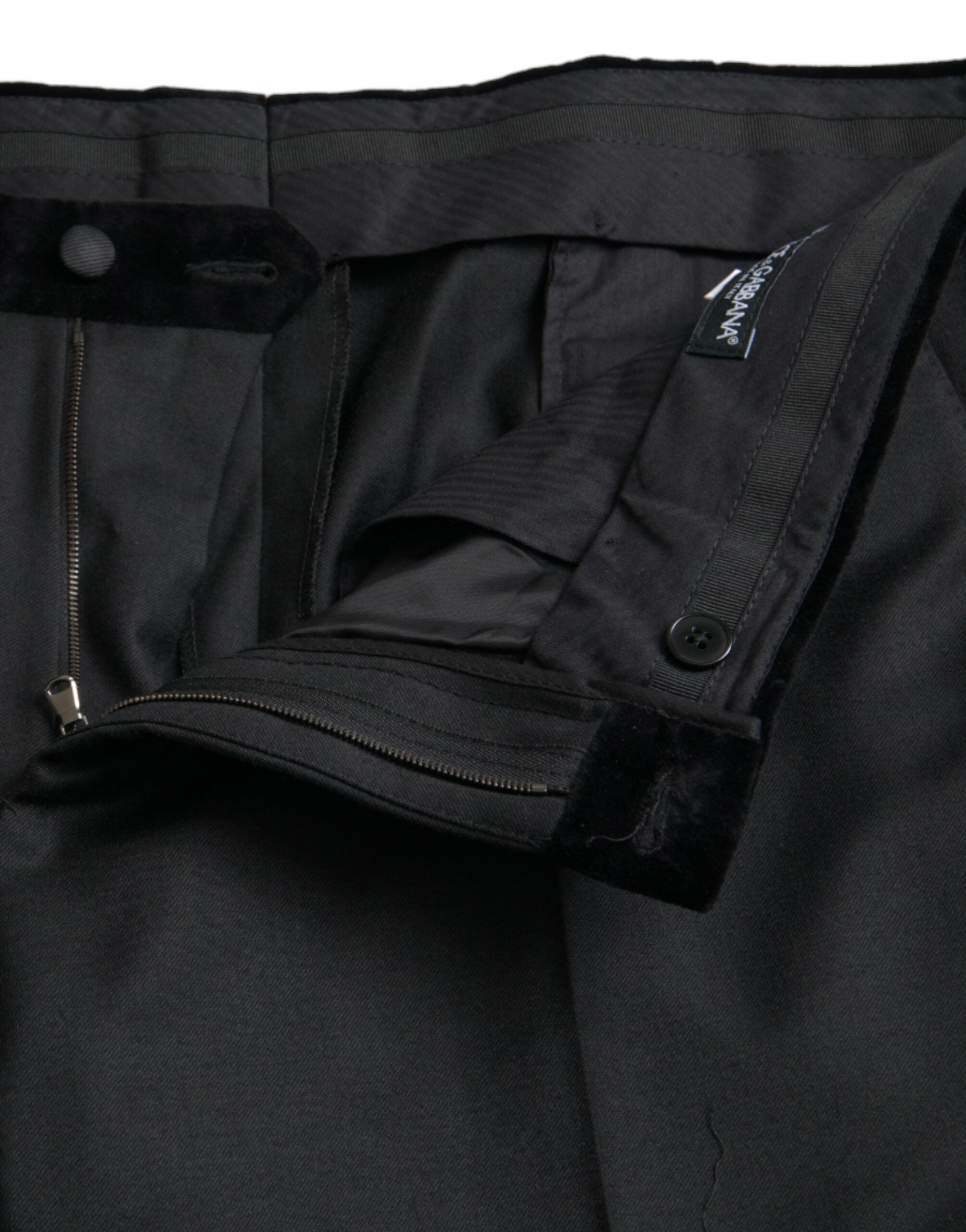 Pantalon homme skinny en soie noire de Dolce & Gabbana, style élégant et ajusté, visible avec une coupe moderne et sophistiquée.