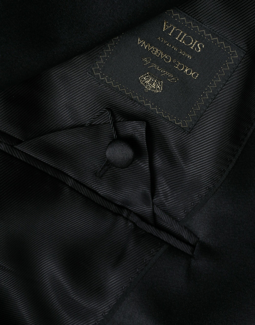 Manteau noir Dolce & Gabbana Sicilia à double boutonnage, coupe élégante et sophistiquée, en tissu fluide.