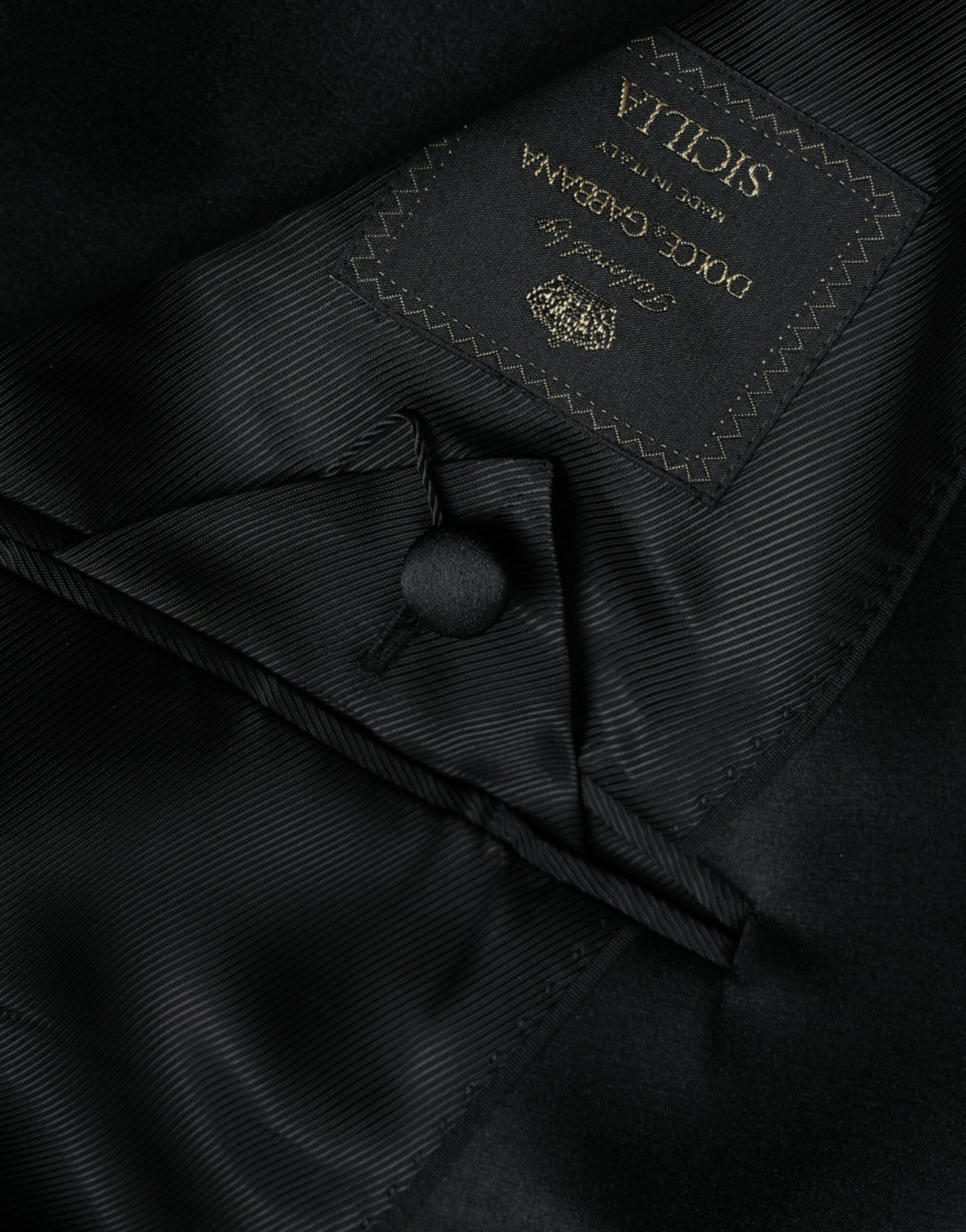 Manteau noir Dolce & Gabbana Sicilia à double boutonnage, coupe élégante et sophistiquée, en tissu fluide.