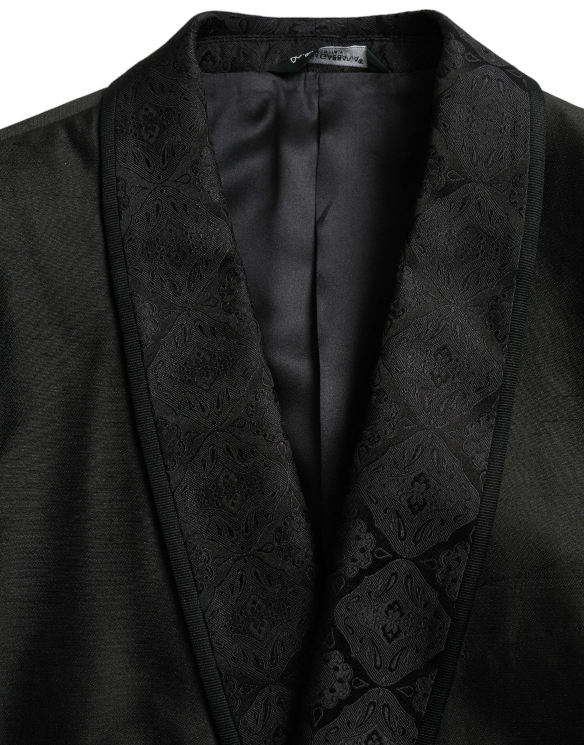 Manteau blazer noir Dolce & Gabbana MARTINI à coupe simple, élégant, en tissu chic, porté sur un mannequin.