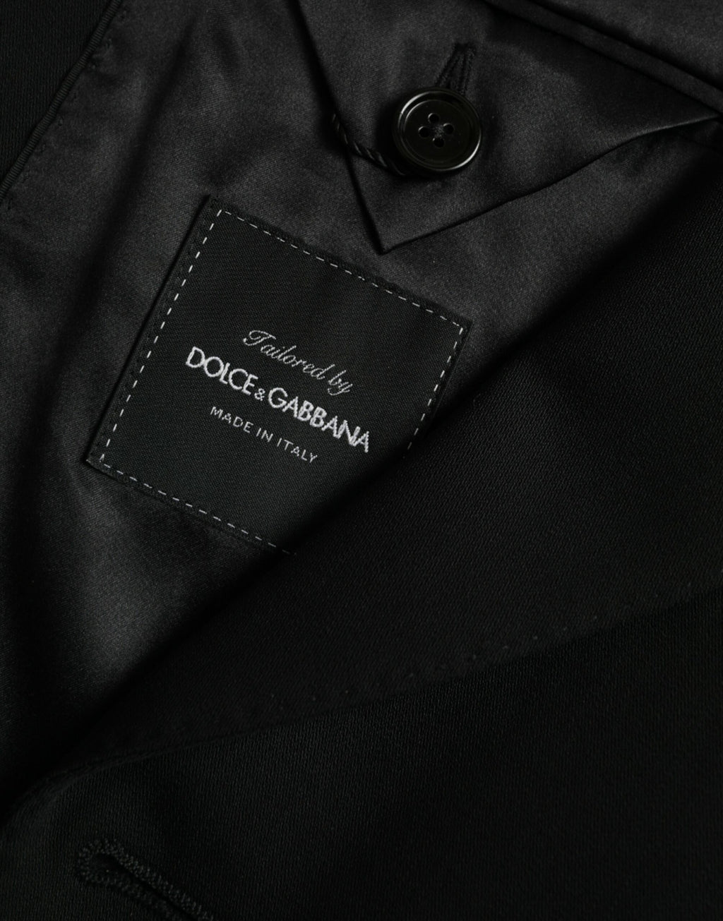 Manteau blazer noir en laine à col pointu, coupe simple boutonnage, de la marque Dolce & Gabbana, vue de face.