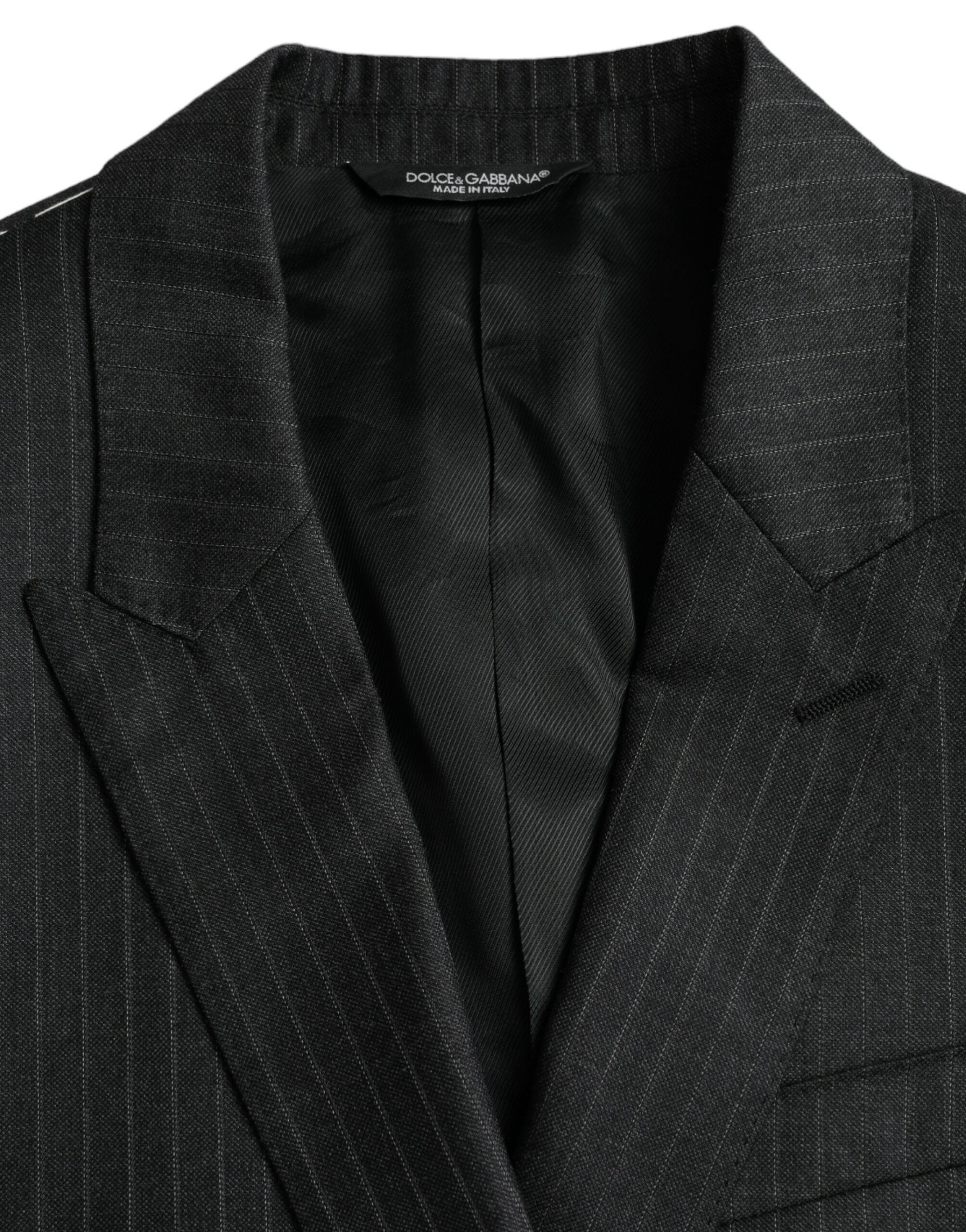 Manteau blazer noir à rayures Dolce & Gabbana Martini à boutonnière simple, tissu élégant, porté sur mannequin.
