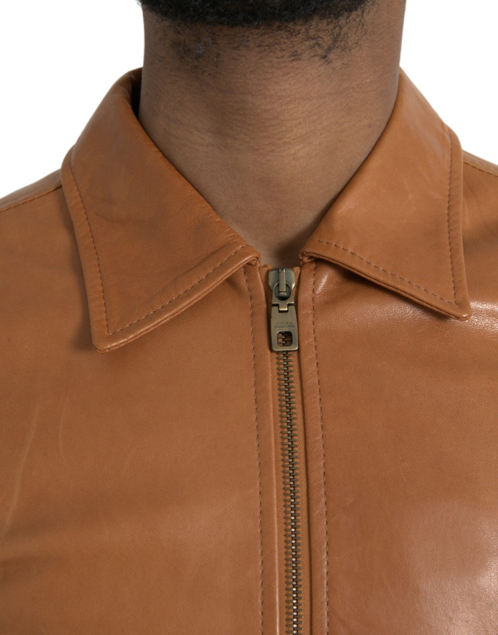 Veste blouson en cuir d'agneau brun Dolce & Gabbana avec zip complet, vue de face sur un mannequin.