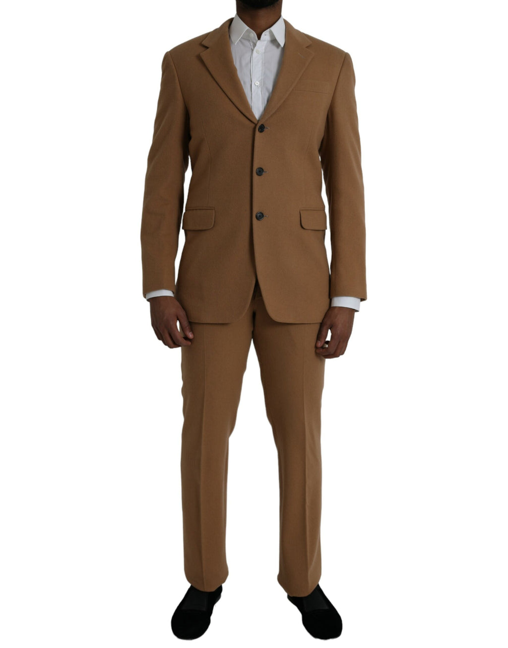 Costume en cachemire marron Prada, deux pièces, blazer à simple boutonnage et pantalon assorti, porté sur mannequin.