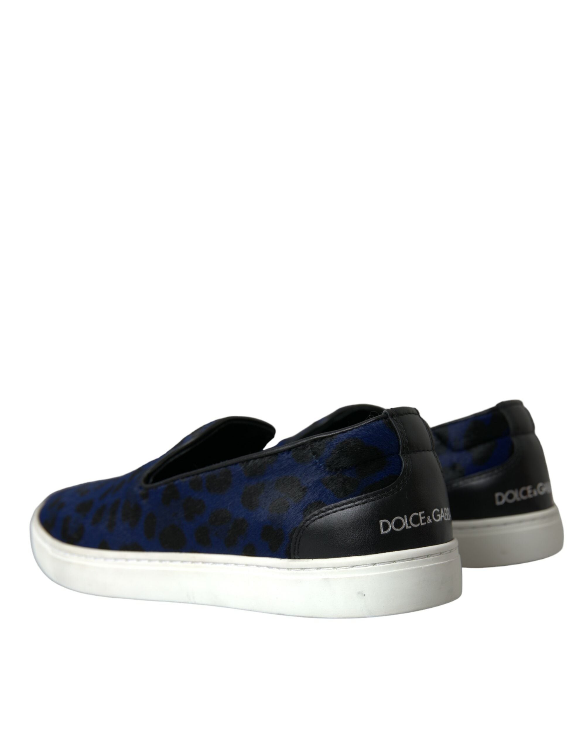 Chaussures sneakers en daim bleu Dolce & Gabbana avec motifs léopard en fourrure, style tendance et design élégant.
