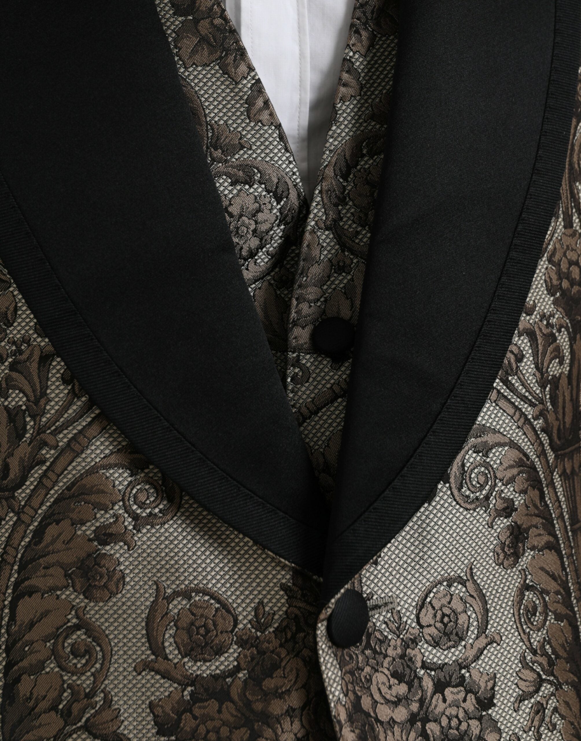 Costume formel 3 pièces en jacquard floral marron de Dolce & Gabbana, élégant et sophistiqué, visible sur l'image.