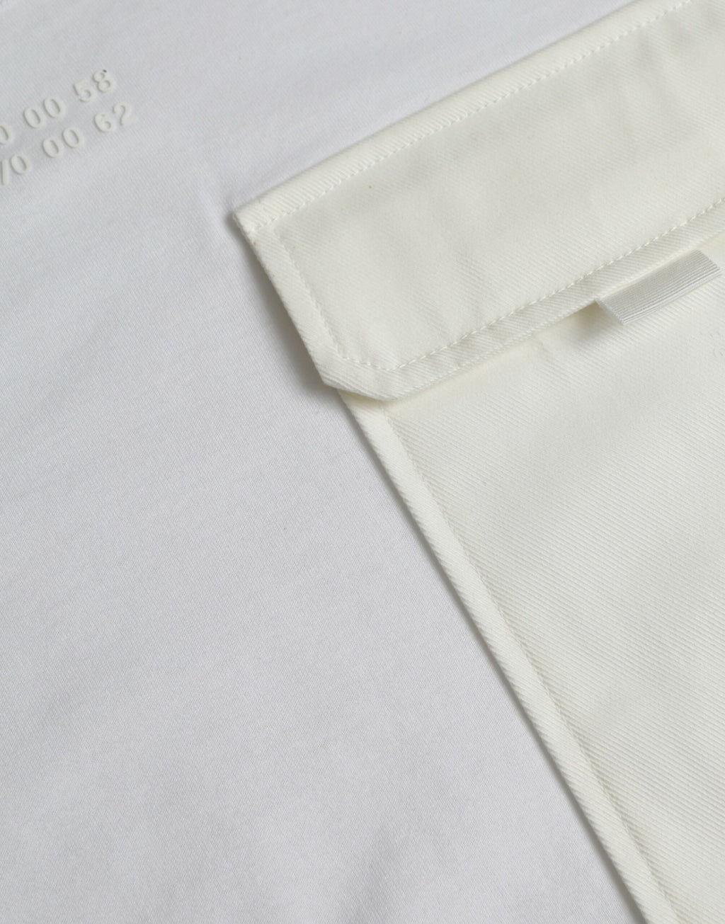 T-shirt blanc en coton avec poche à manches courtes de la marque Dolce & Gabbana, vue de face.