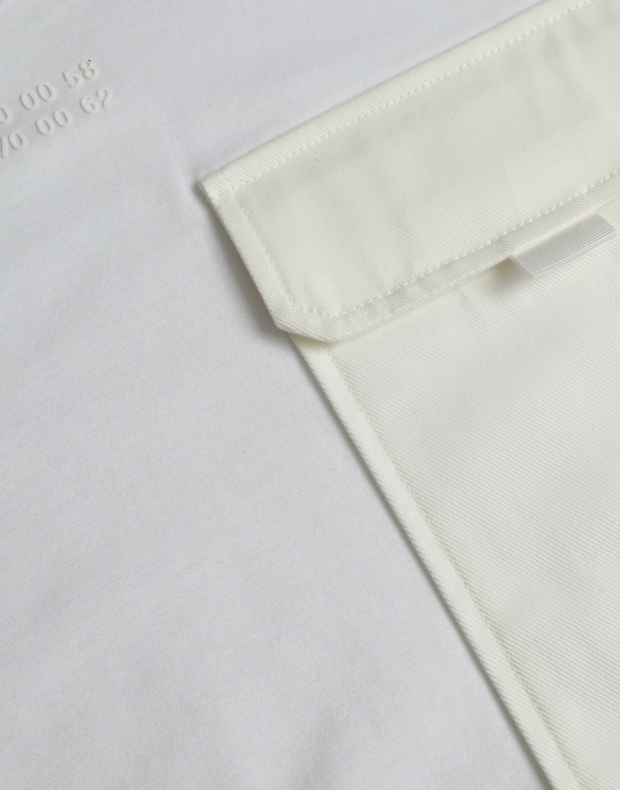 T-shirt blanc en coton avec poche à manches courtes de la marque Dolce & Gabbana, vue de face.