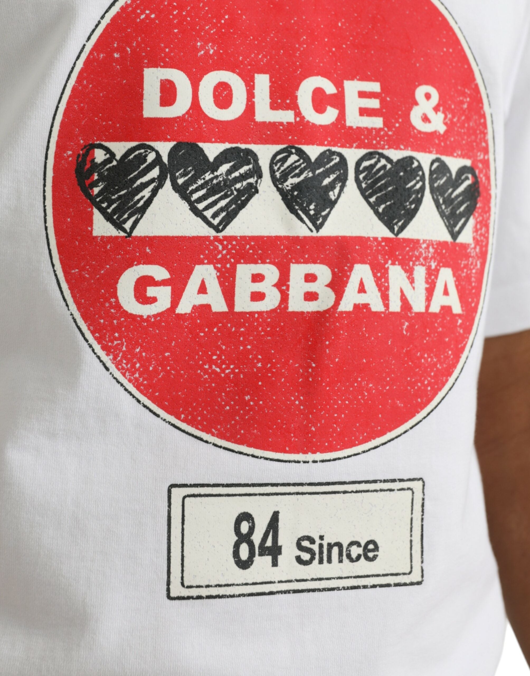 T-shirt blanc Dolce & Gabbana Amor Heart en coton à manches courtes, col ras du cou, design avec cœur rouge.