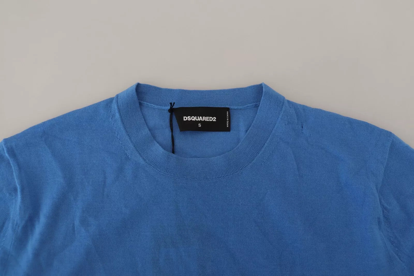 Pull à manches longues en laine bleue de Dsquared², col rond et coupe classique, visible sur l'image.