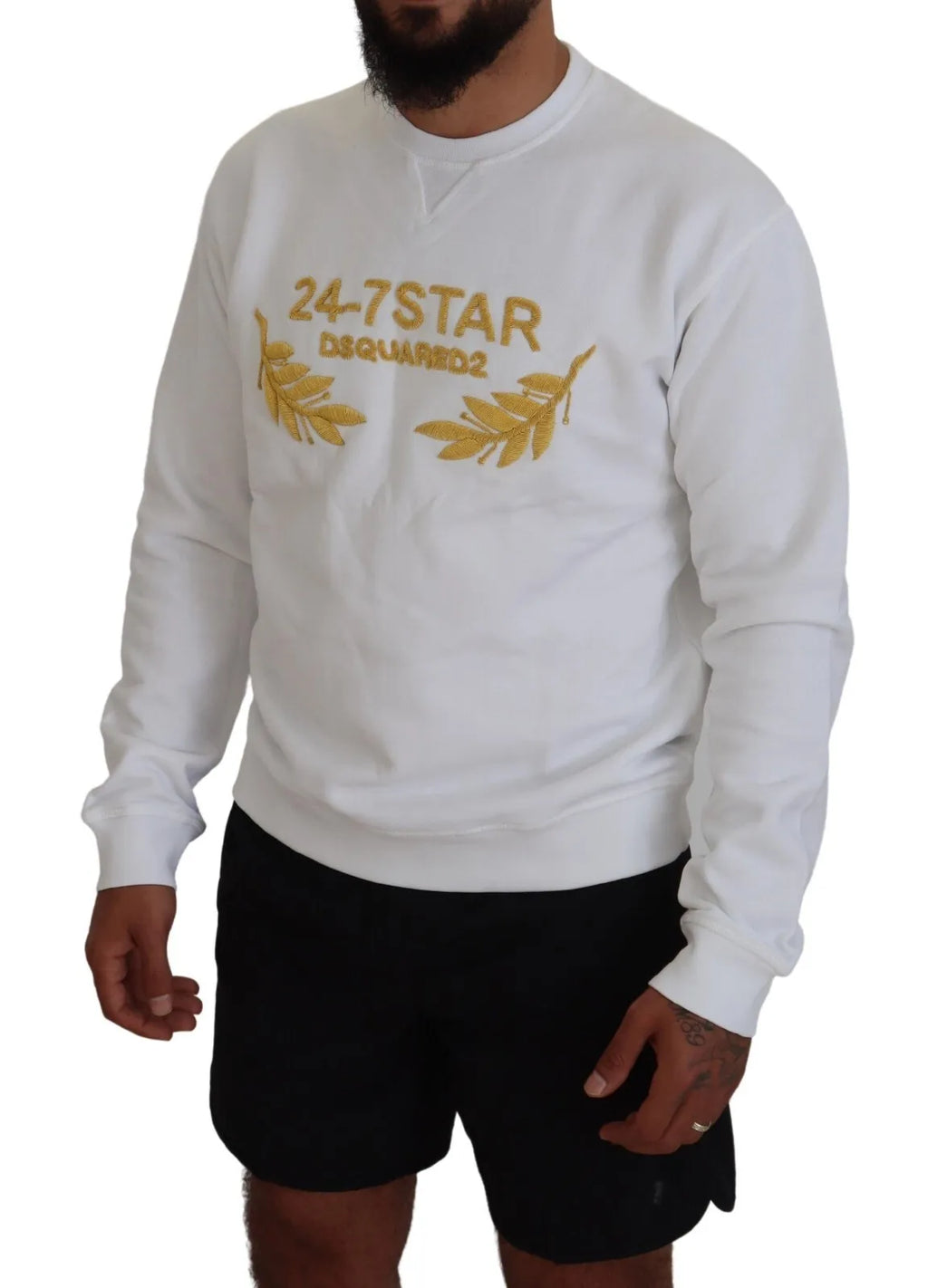 Pull blanc à broder Dsquared², sweat-shirt à col rond, texture douce et détails brodés visibles sur l'image.