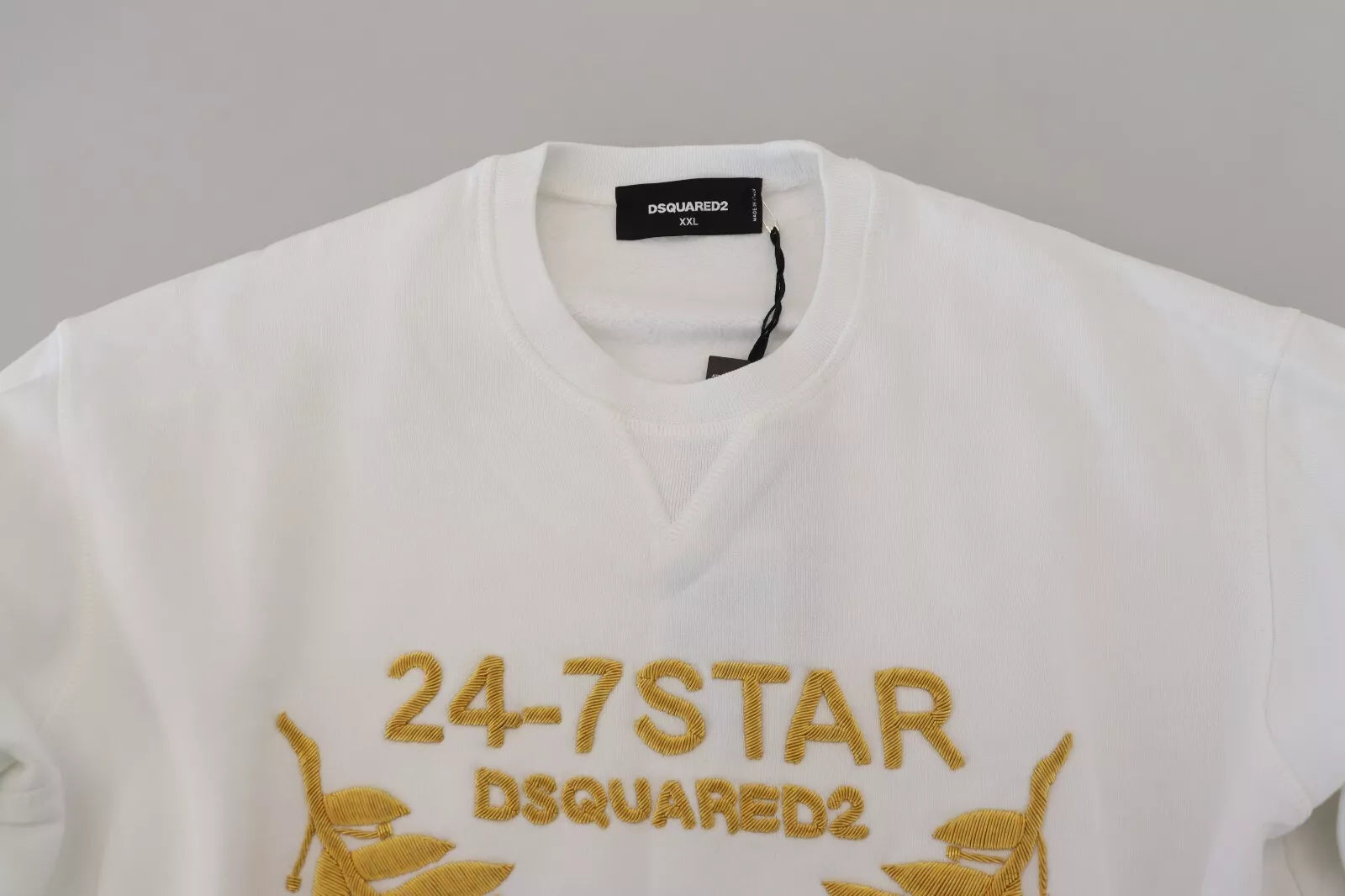 Sweat-shirt à col ras du cou blanc de Dsquared² avec broderie, en coton confortable, vue de face.