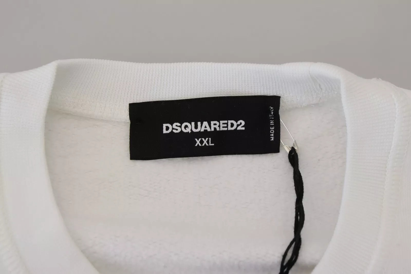 Sweat-shirt blanc à col rond en coton avec broderie Dsquared², pull décontracté avec logo brodé, vue de face.
