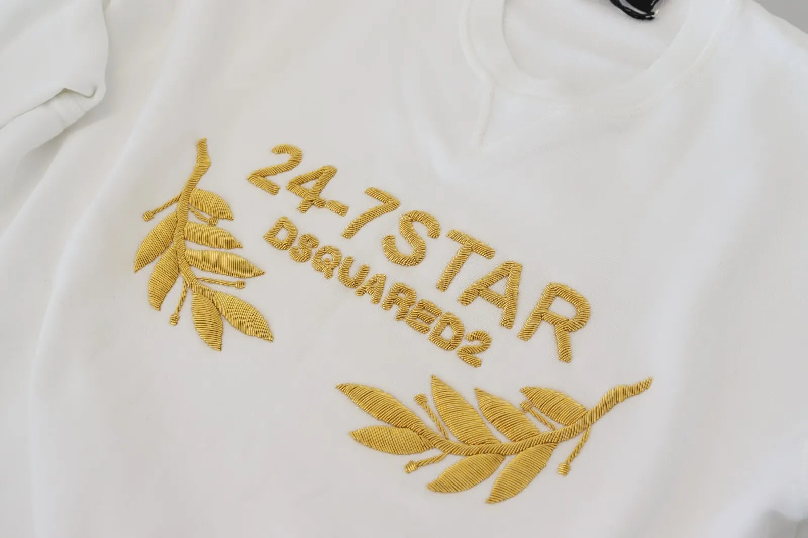 Sweat-shirt à col rond blanc Dsquared² avec broderies, pull en coton confortable et tendance pour homme.