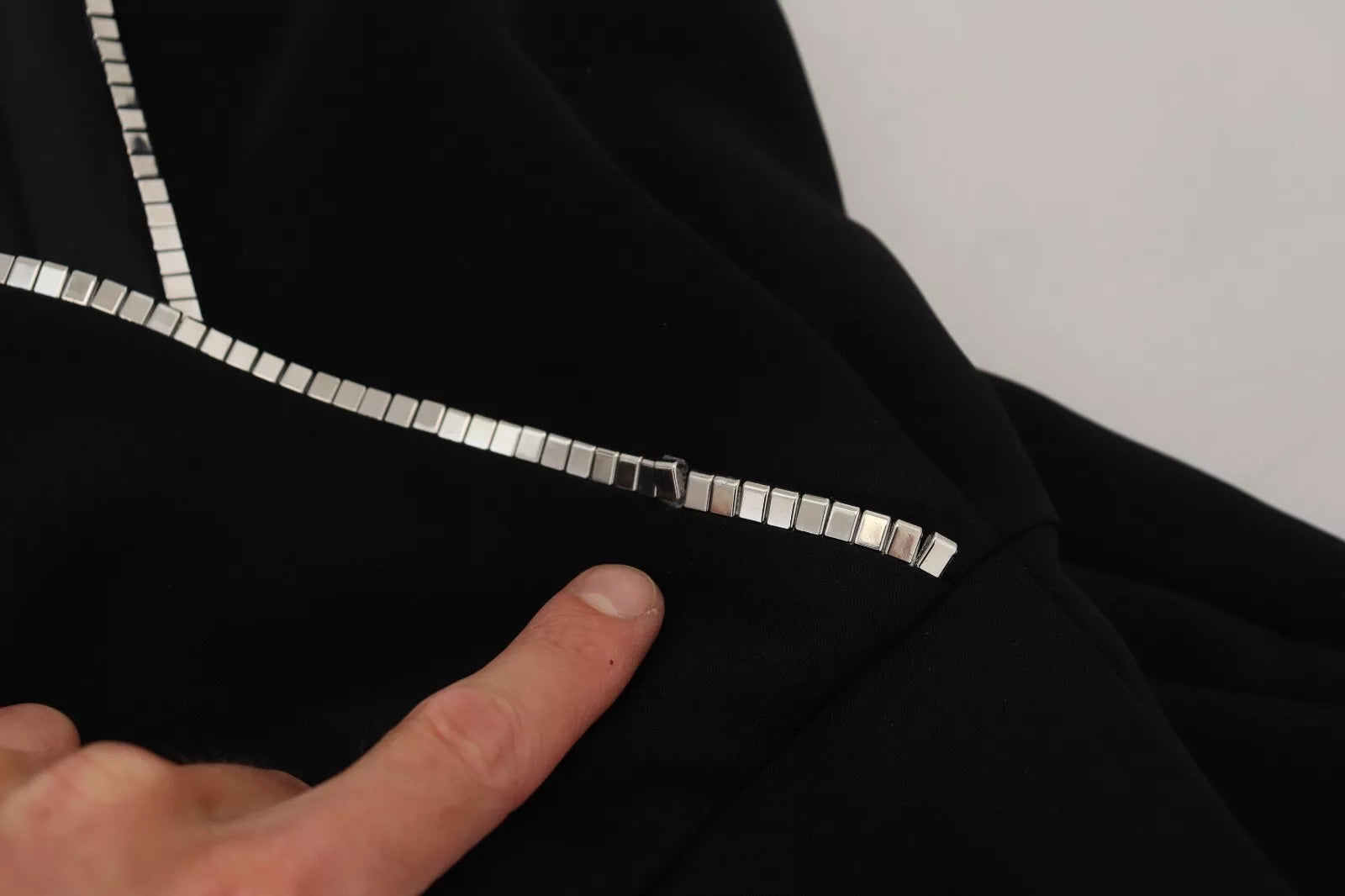 Combinaison sans manches noire Dsquared² avec décolleté en V et détails ornés, élégante et tendance.