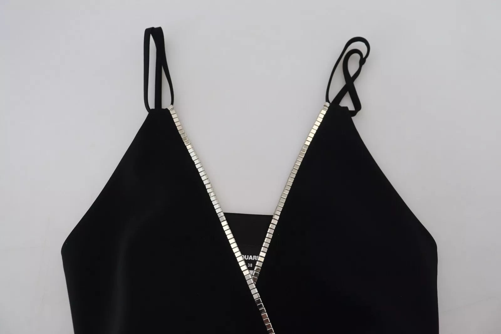 Combinaison sans manches noire Dsquared² avec V encolure en relief, embellissements élégants, jupe fluide et style tendance.